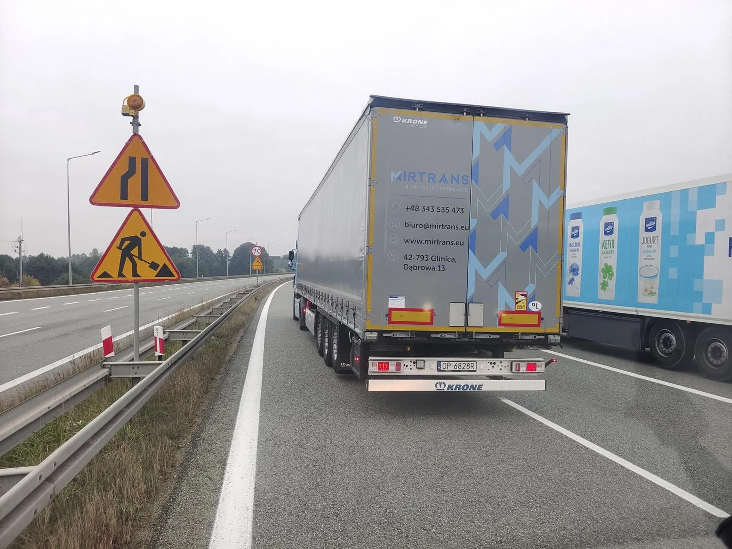 Szeryf firmy transportowej MIRTRANS, blokuje lewy pas w korku.