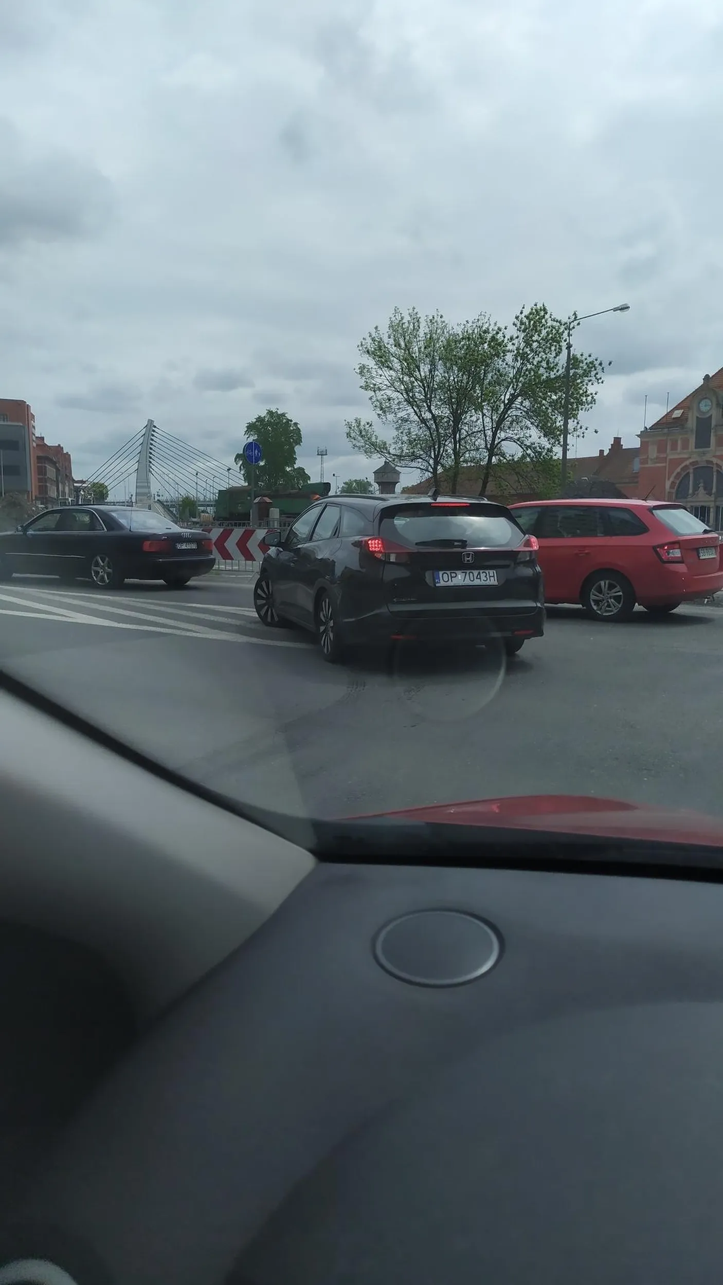 Wciska sie do lewoskrętu na jednym pasie mimo ze sygnalizowalem zamiar jazdy w lewo ale cwaniaczka to nie obchodzilo, on musial byc pierwszy. Po opuszczeniu szyby przeze mnie w moim aucie chyba spanikowal i wjechal na wysepke, a nastepnie wymusil pierwszenstwo na autach widocznych na zdjeciu, blokując mozliwosc jazdy samochodom z lewej strony jak na zdjęciu. Powiedziec ze to ameba to jak nic nie powiedziec. Mandat na okolo 1.5 tys. PLN.