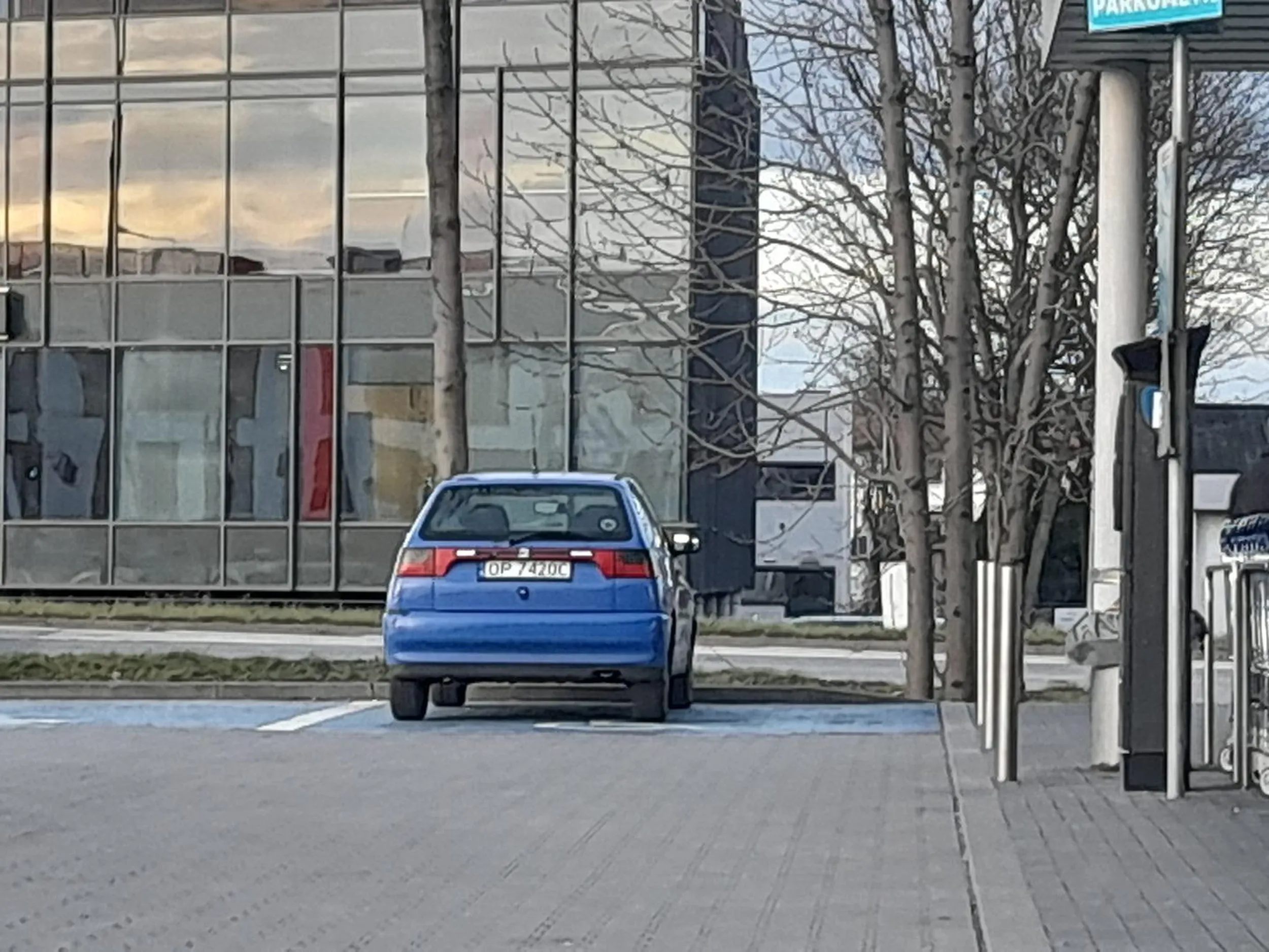 To jest miejsce dla niepełnosprawnych. A blond włosy jeszcze nie są niepełnosprawnością. Wstyd dla blondi z tego małego pudła na kółkach. Miejsce Aldi w Opolu