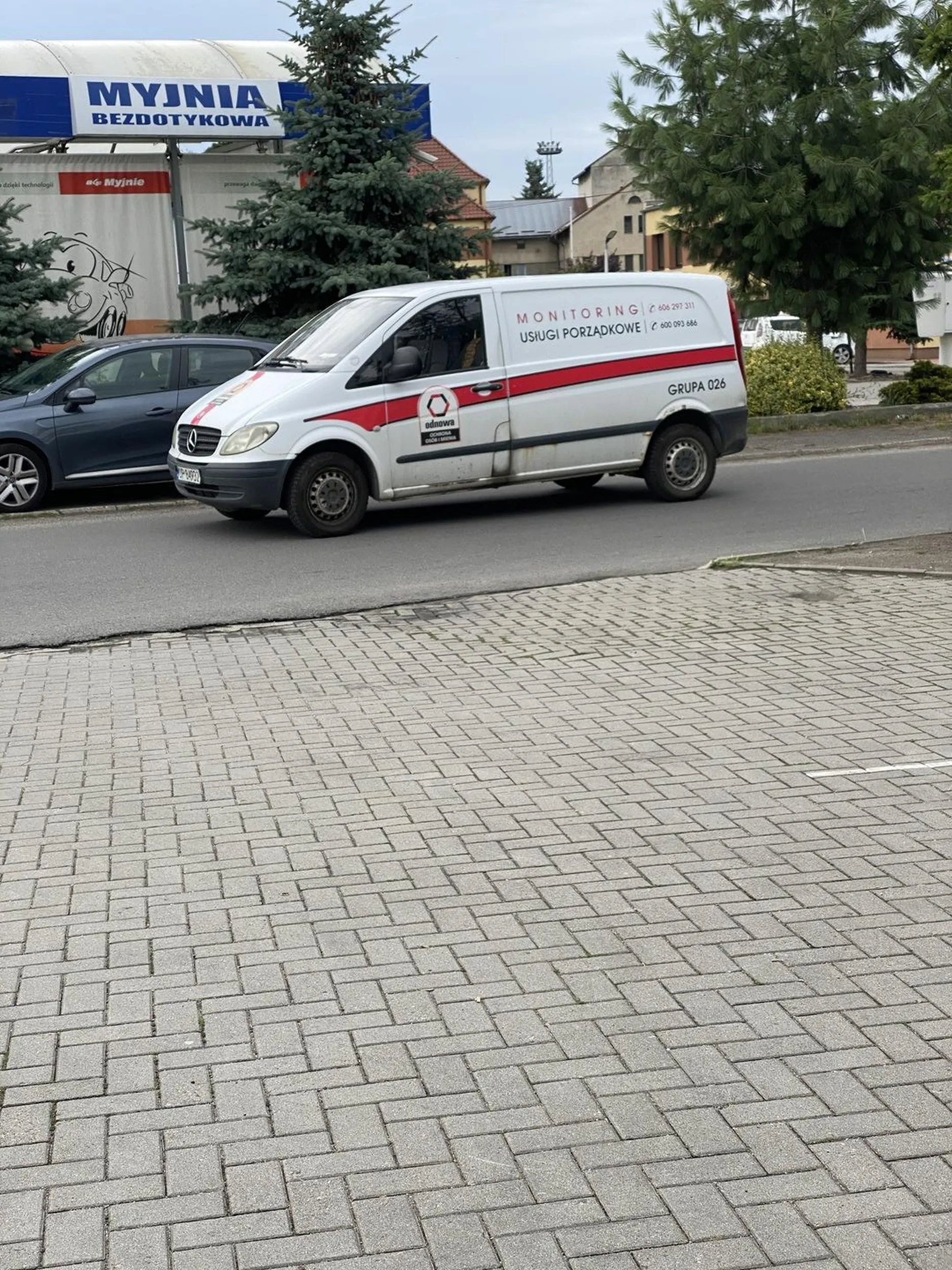 Dostawczy mercedes firmy „Odnowa” zaparkowany na środku drogi dosłownie . Nie wiem jak kierowca wpadł na to że to dobry pomysł , ale współczuje braku logicznego myślenia . Jeżeli usługi ochroniarskie świadczą tak dobrze jak parkują to raczej nie czułbym się bezpiecznie będąc ich klientem