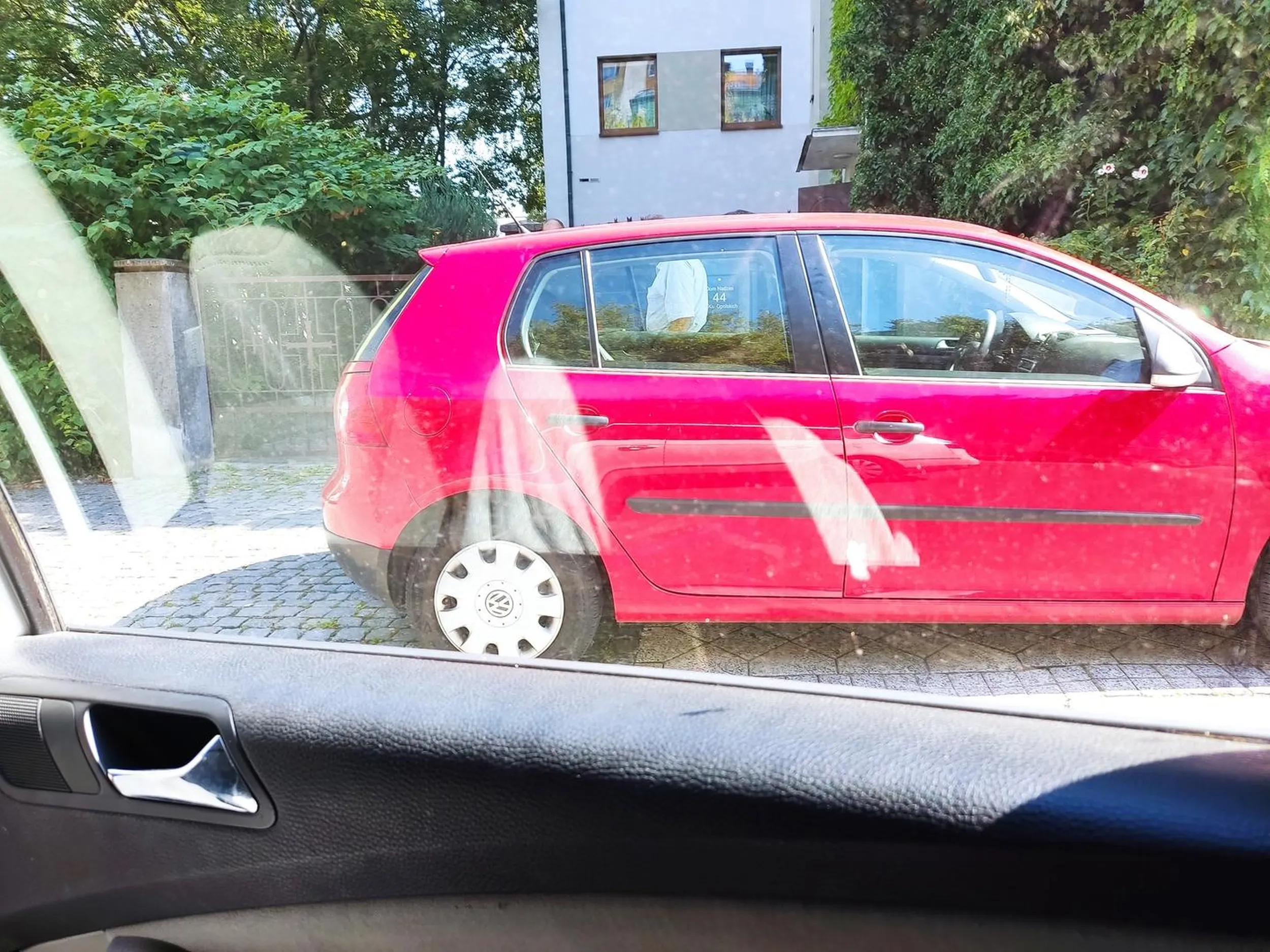 Jakiś mądry człowiek stanął przy bramie, nie ma jak wjechać. Nawet nie ma jak wysiąść.