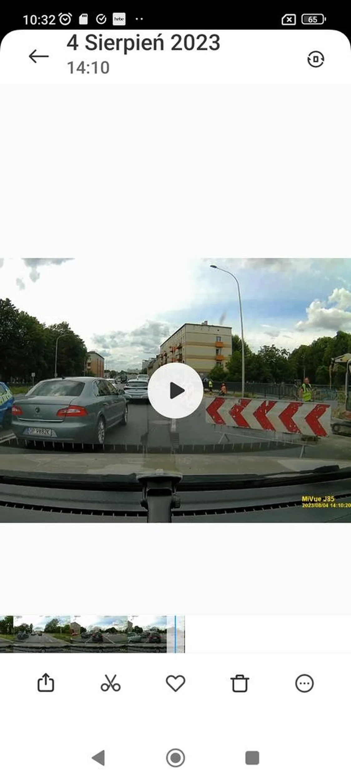 Za kierownicą niemyśląca kobieta. Wiadomo nie od dawna, że jak pas zanika to należy ustąpić włączajacemu się do ruchu!  Nie pozdrawiam!