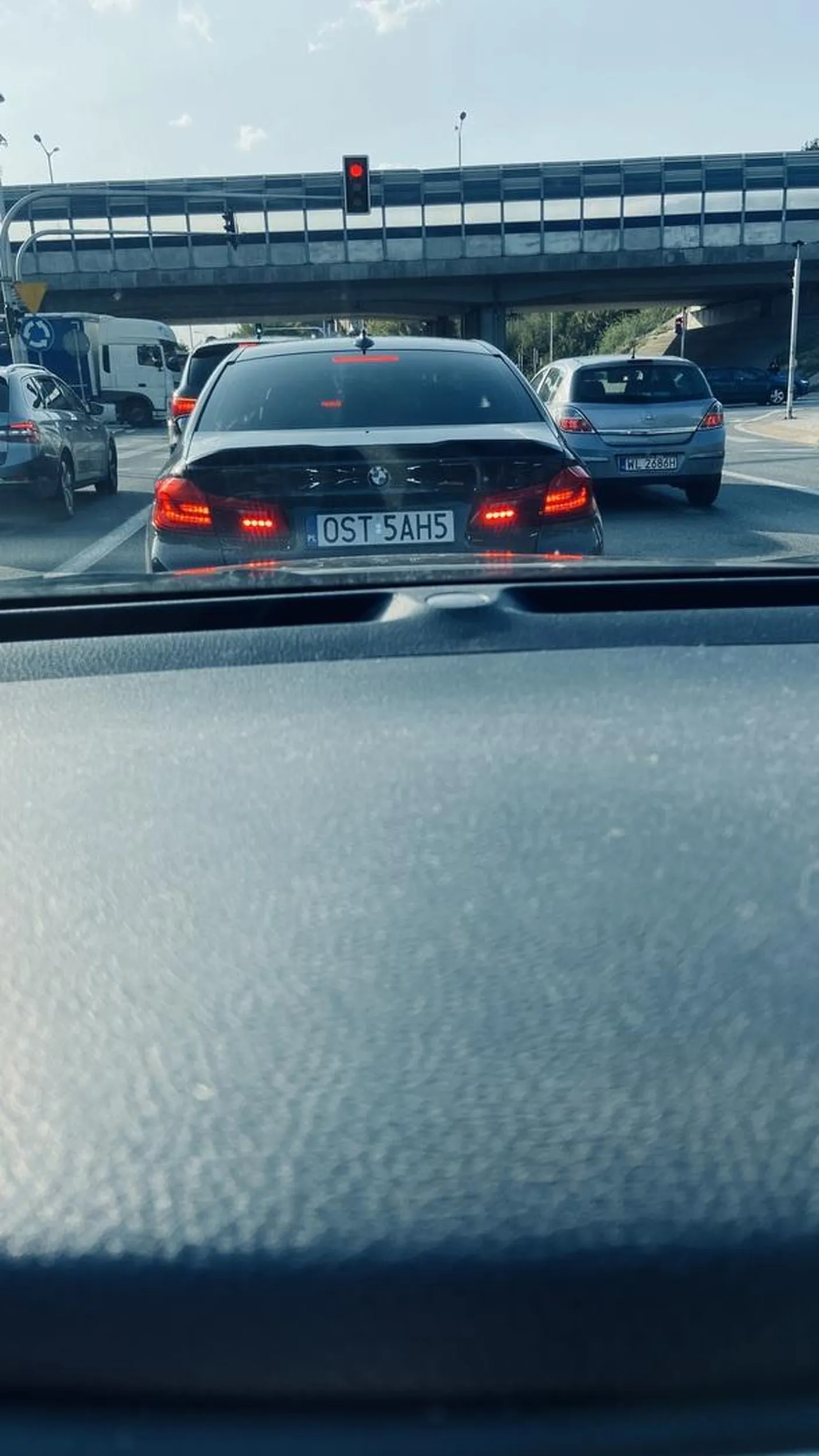 Poj*bany typ popisujący się przy jakiejś lasi. Powinien mieć zabrane prawko.