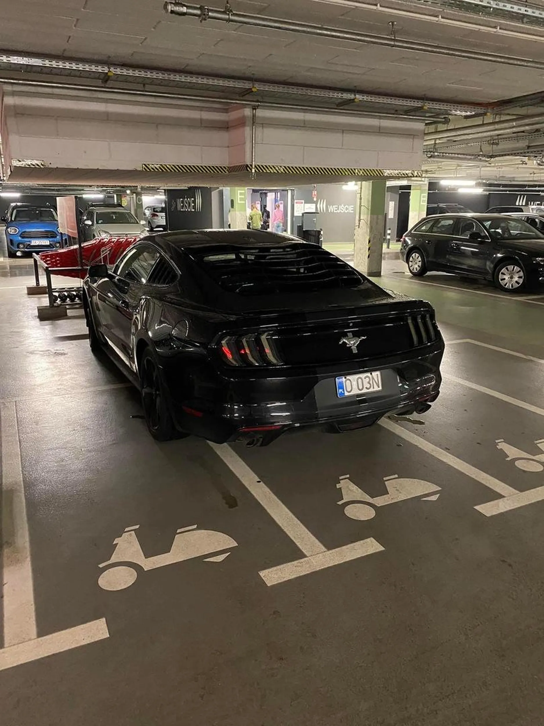 Pajac nie dość małe tablice zajmuje to jeszcze parkuje jakby był królem świata