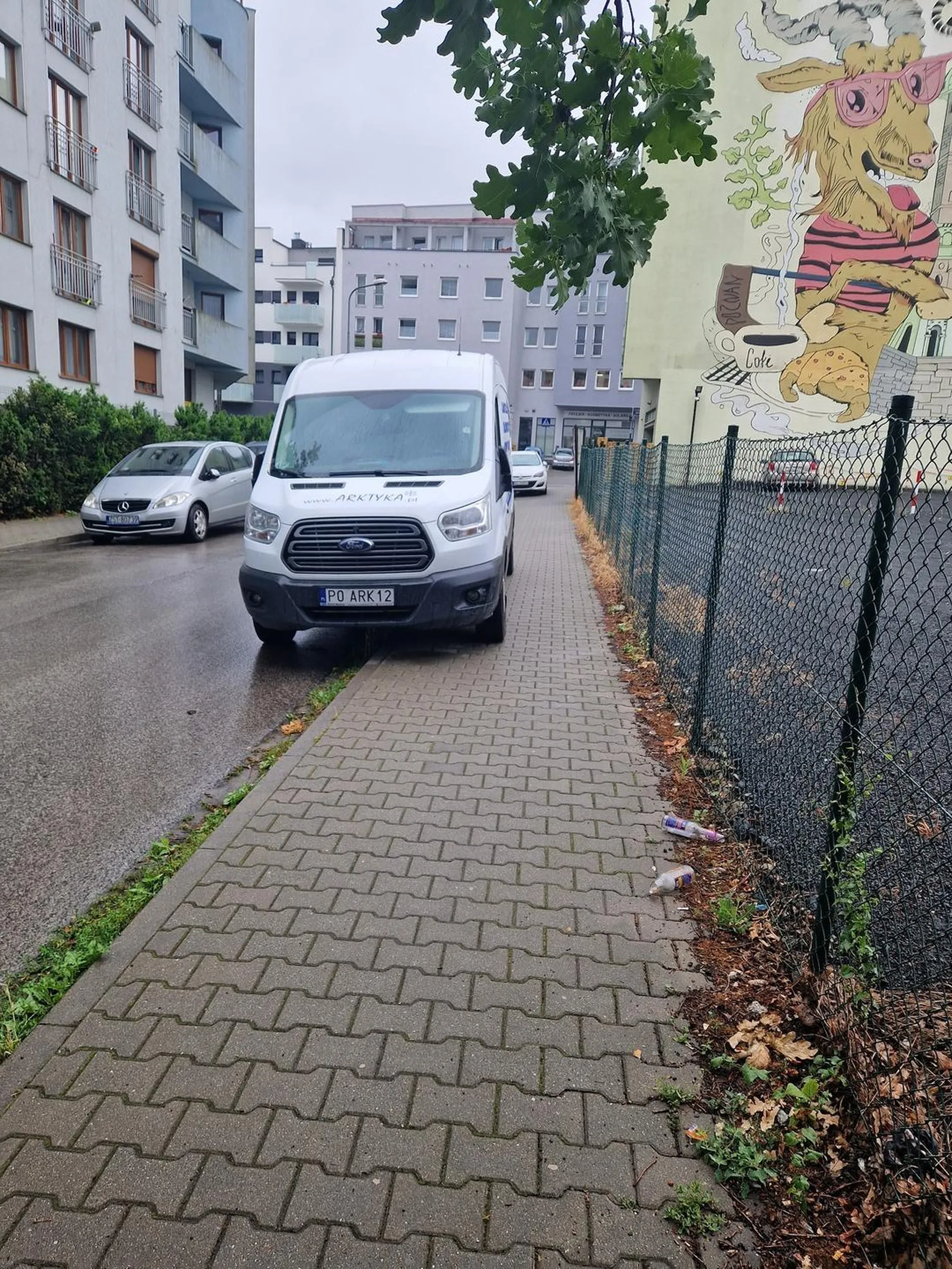 I jak ja mam przejść z wózkiem...