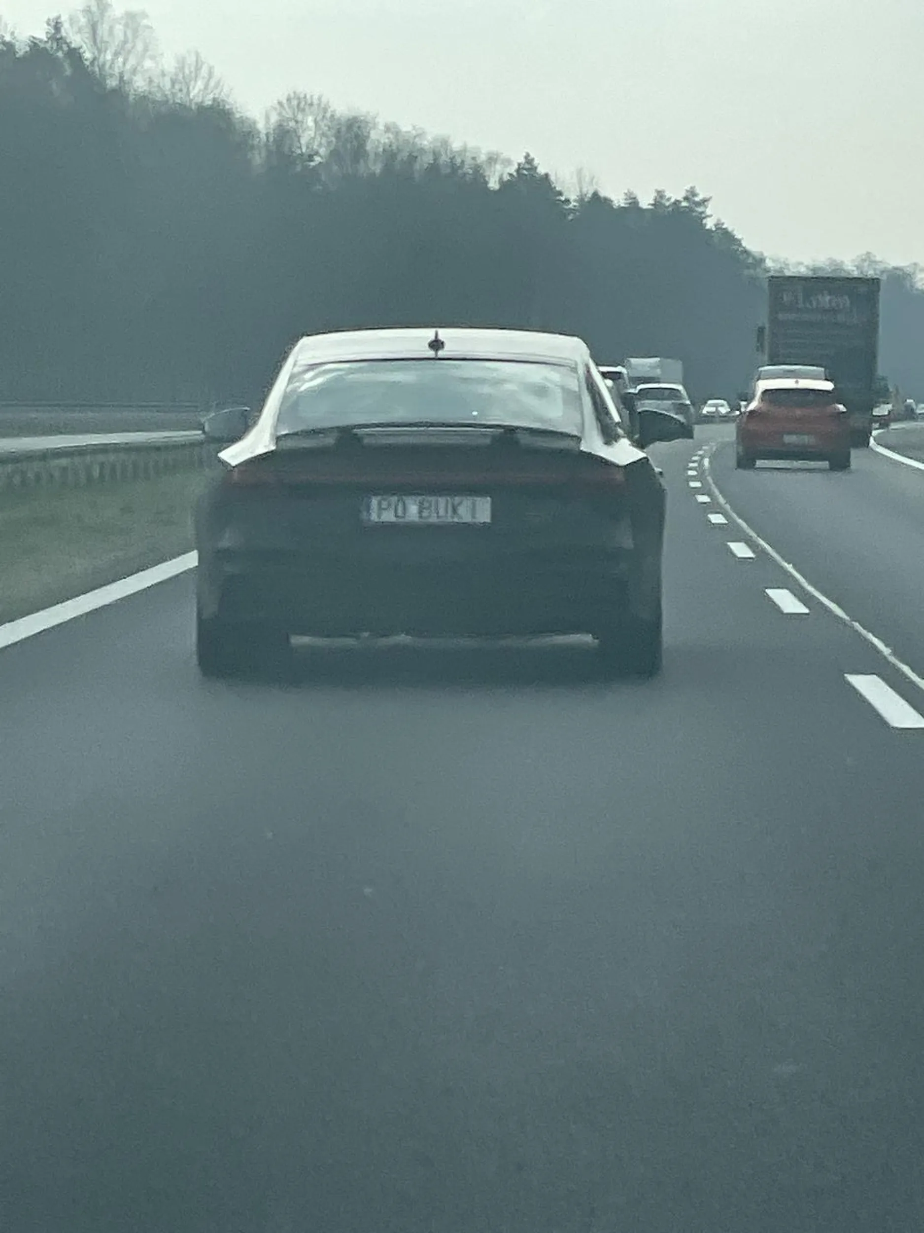 Gościu nie poważny, wali faki przez okno… i nie tylko!