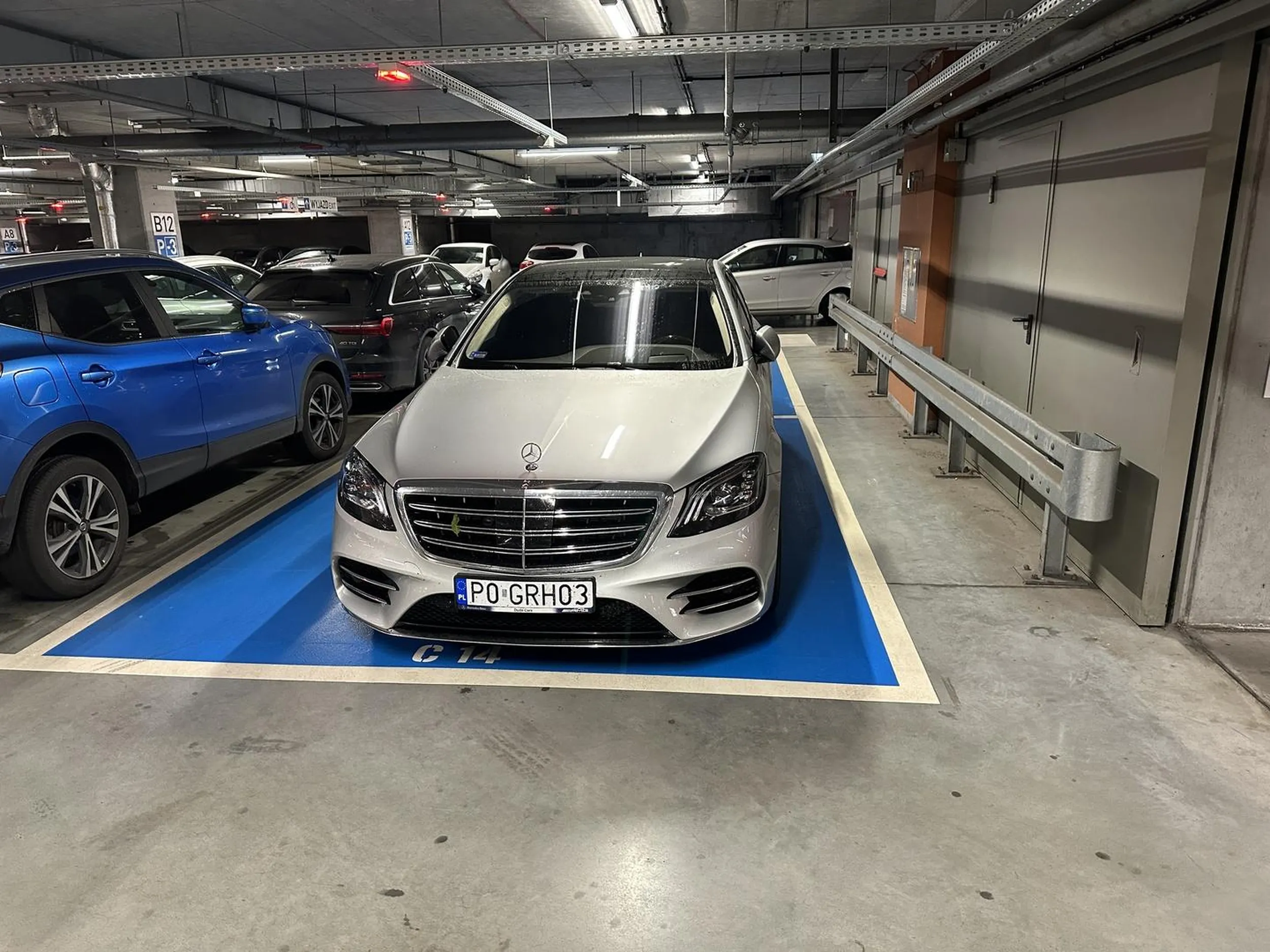 Parkuje na miejscu dla niepełnosprawnych.