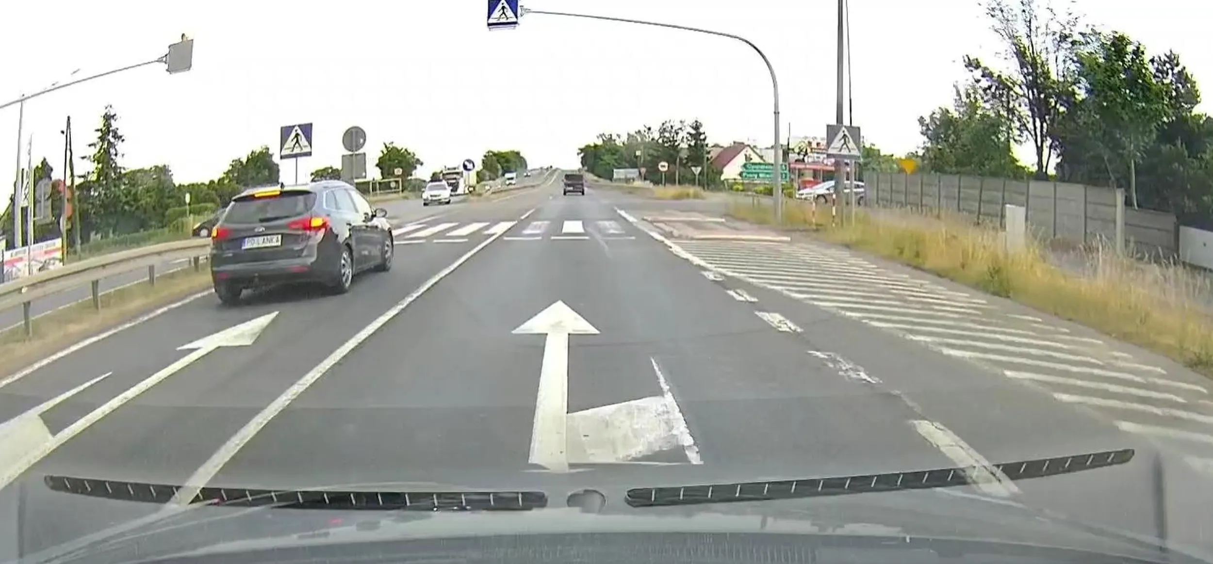 Wtedy już wiedział, że wyprzedzał na pasach, przy okazji sporo przekraczając dozwoloną prędkość. Fart jakich mało, policja akurat siedziała w komórkach. Więc niech chociaż zostanie pamiątka xD