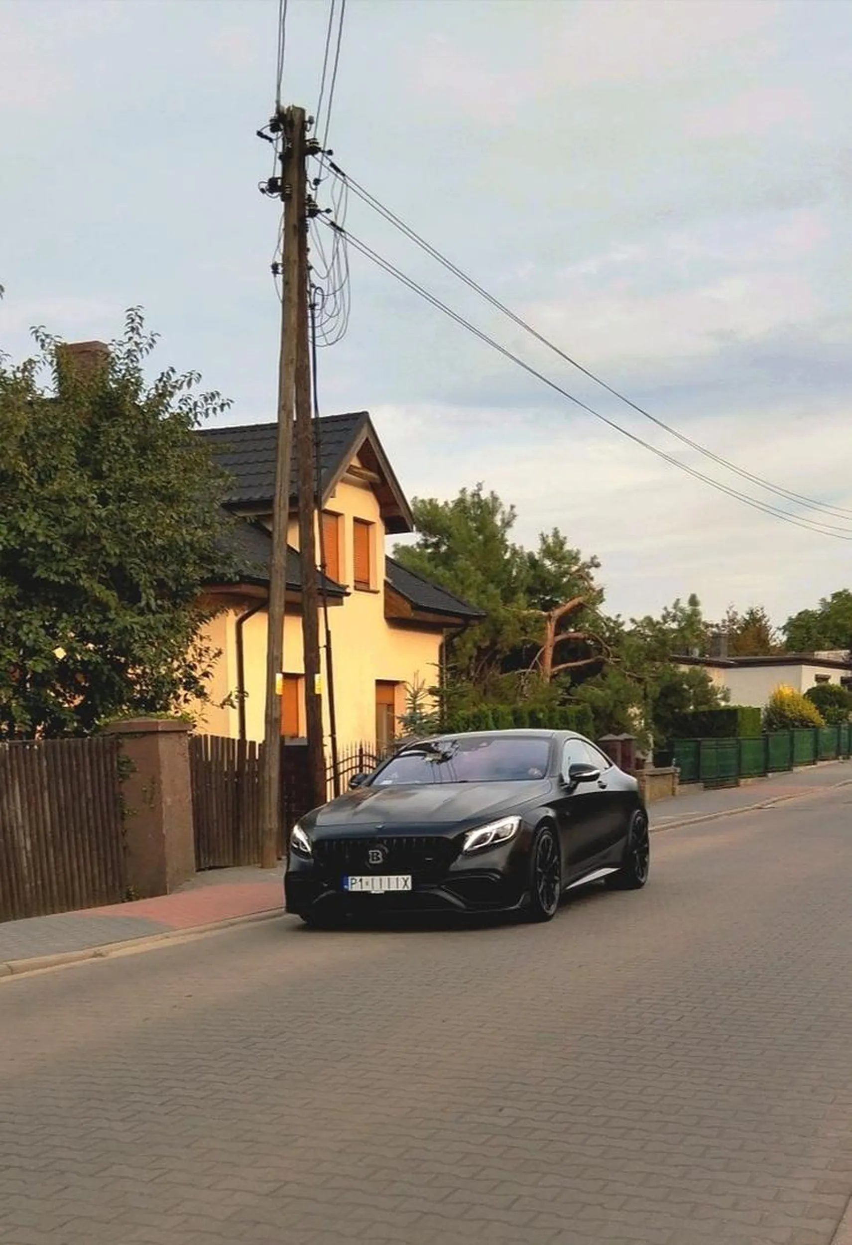 Kierowca zamaskowany Mercedes Benz BRABUS s800 robi wrażenie