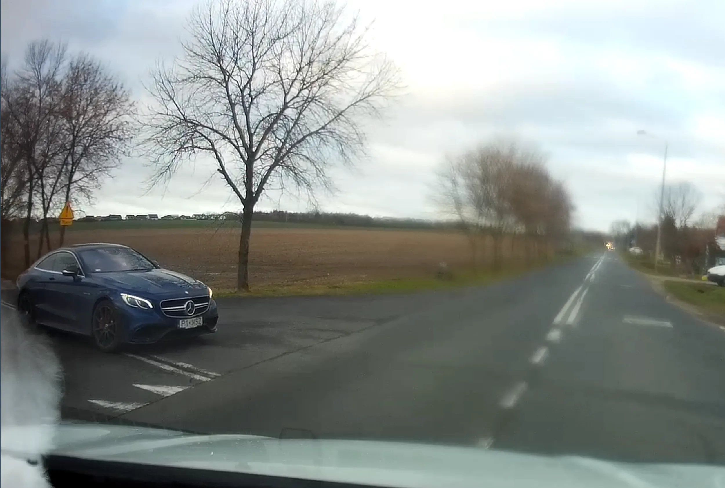 Weź człowieku się naucz do czego są pasy rozdzielające jezdnię. Pier*olona święta krowa którą trzeba omijać przy skręcie w lewo.