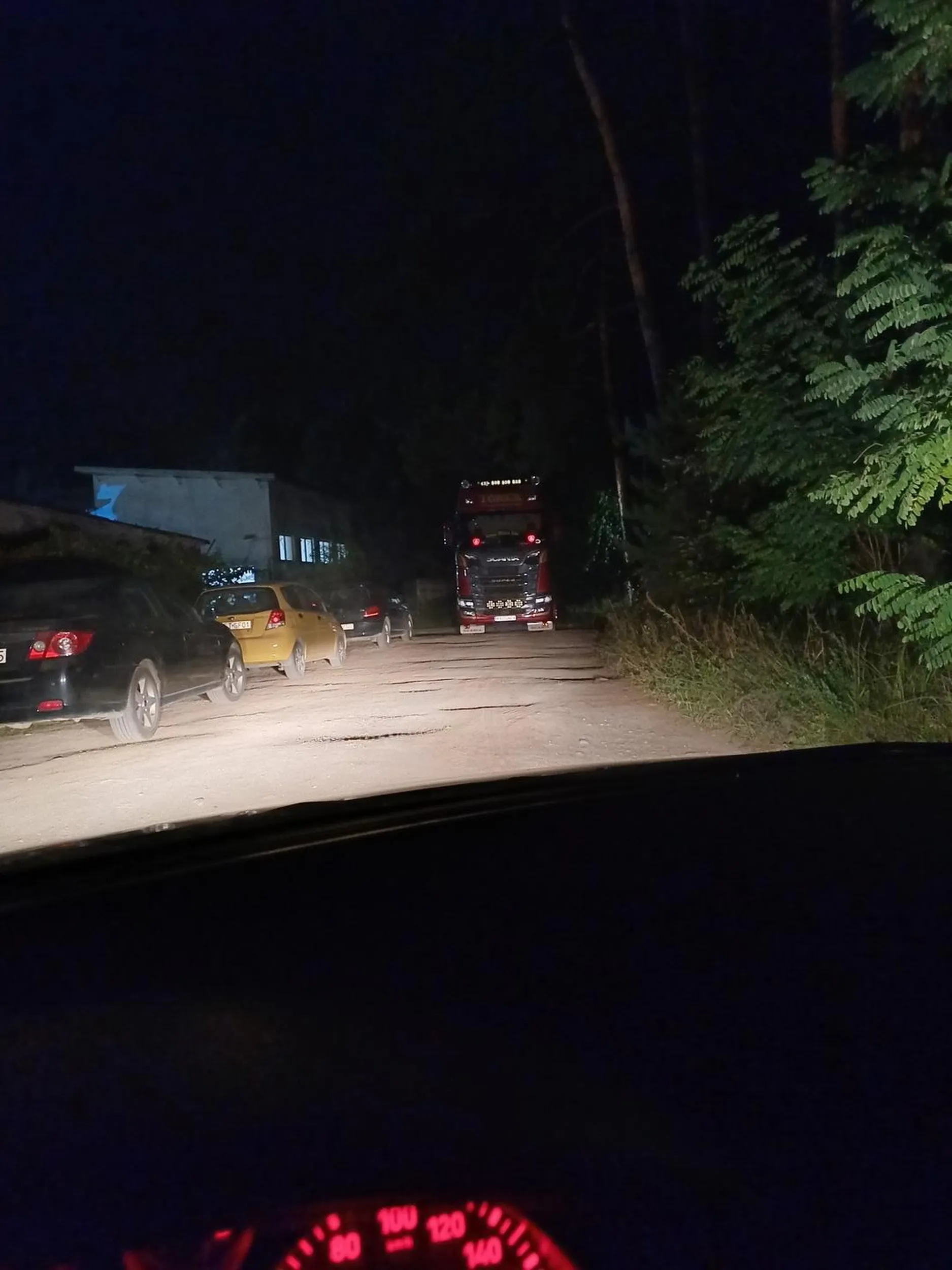 Nie polecam stoi na środku wjazdu w tirze Polecam fest