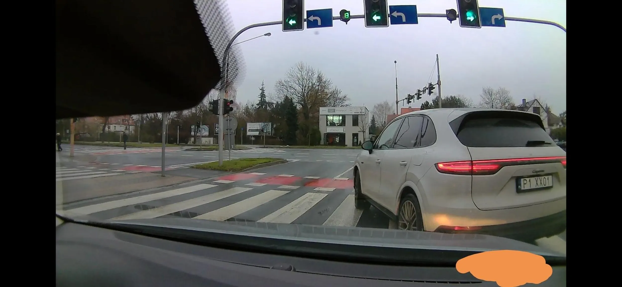 Z prawego pasa w lewo.