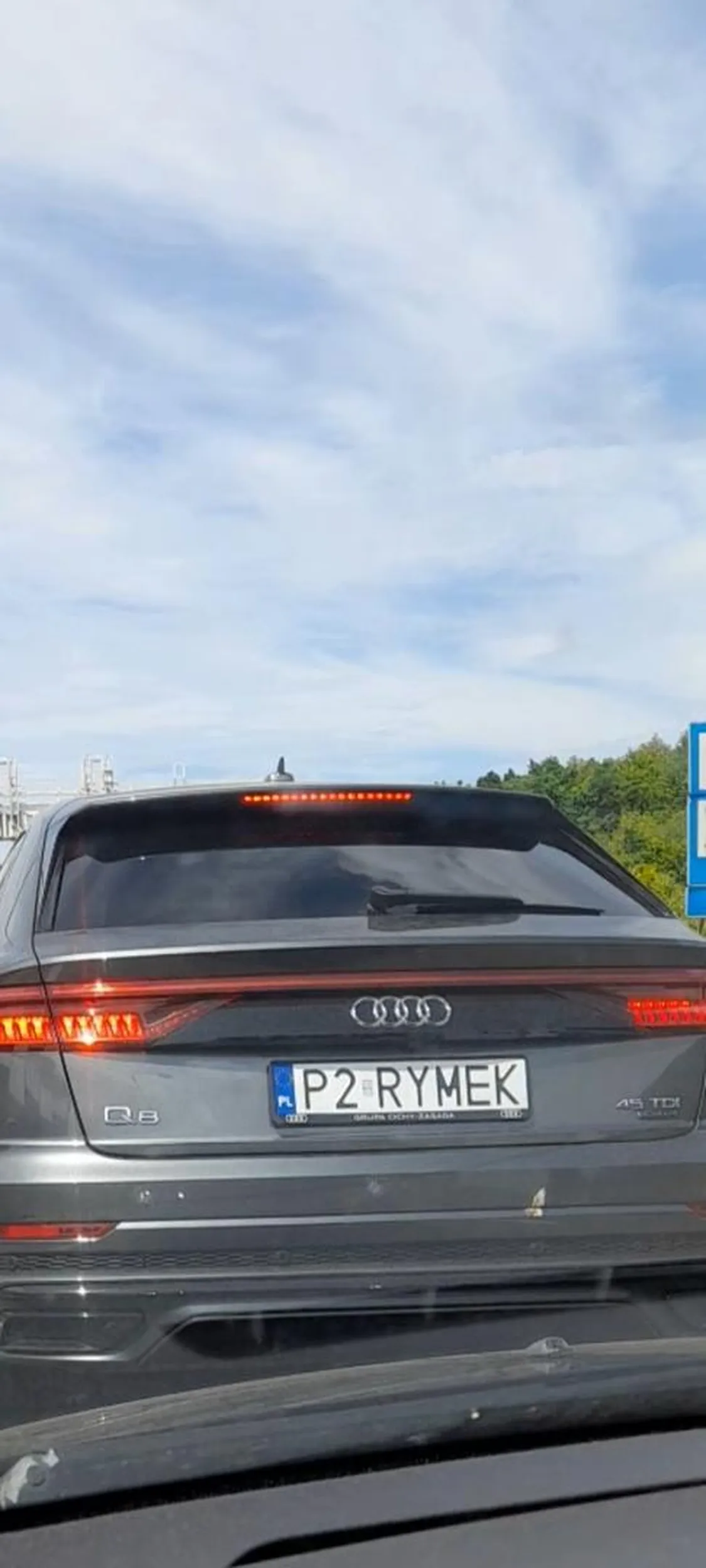 Dziadu stary jak gwałtownie hamujesz zatrzymujesz sie na  obwodnicy Trójmiasta to się włącza awaryjne