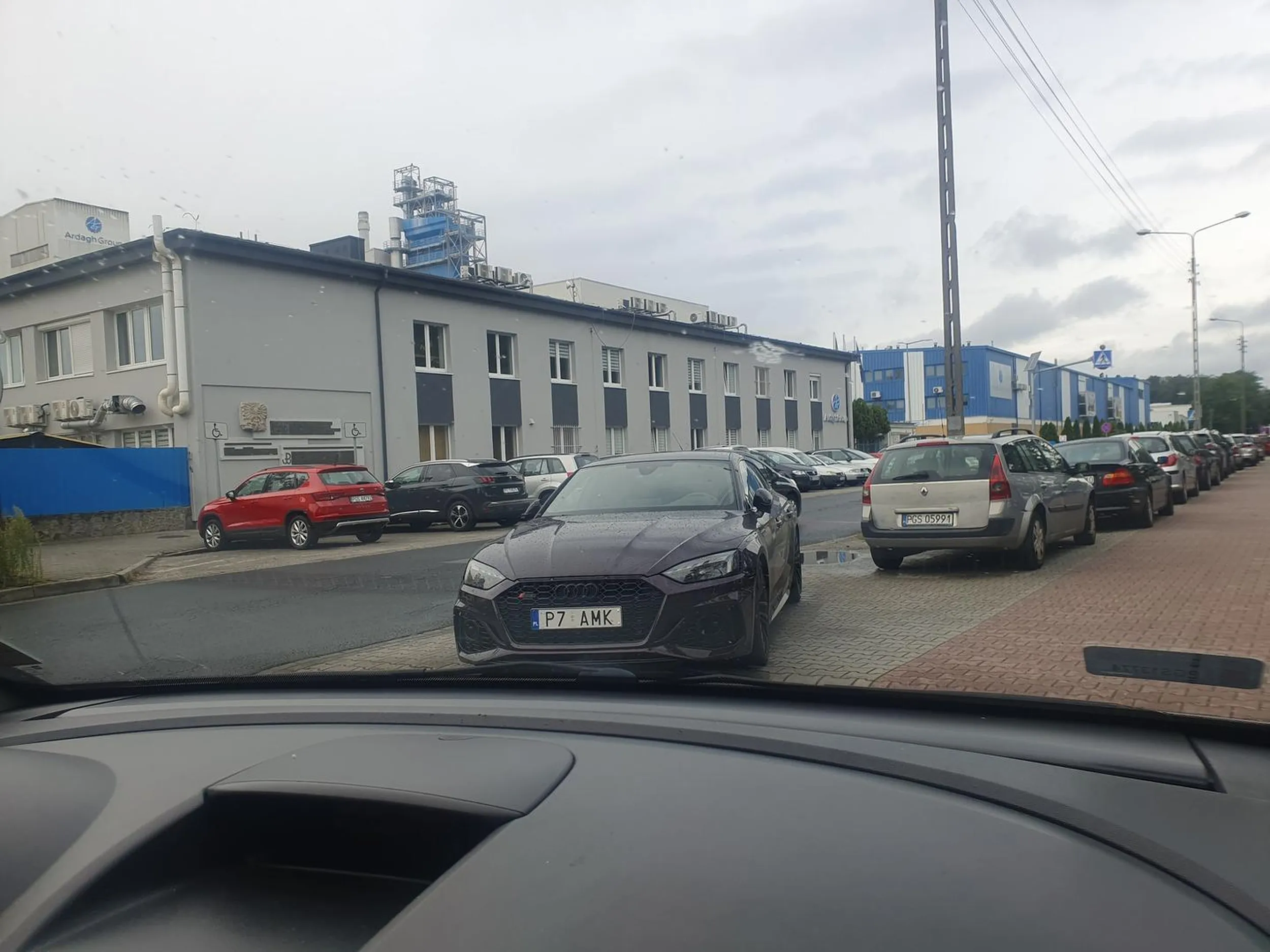 Klasowo zablokowany wyjazd z parkingu, no ale cóż... kto bogatemu zabroni?