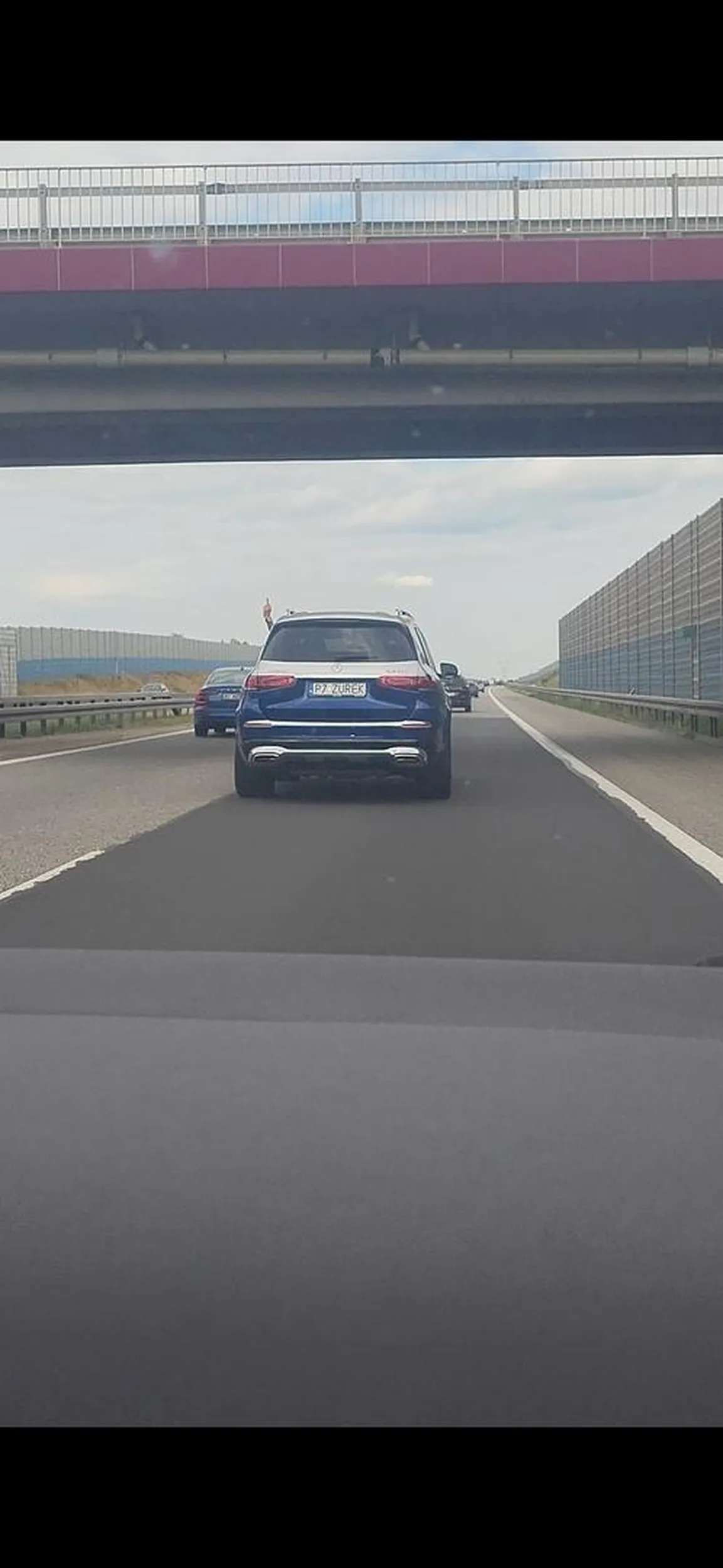 Radzę nauczyć się przepisów lub zrobić ponownie prawo jazdy w Polsce, na polskich autostradach mamy limit prędkości 140 km/h, nie 200 km/h. Również wstrzymywanie ruchu nie jest dozwolone w Polsce. Załączam film i polecam zastanowić się nad swoją głupotą.