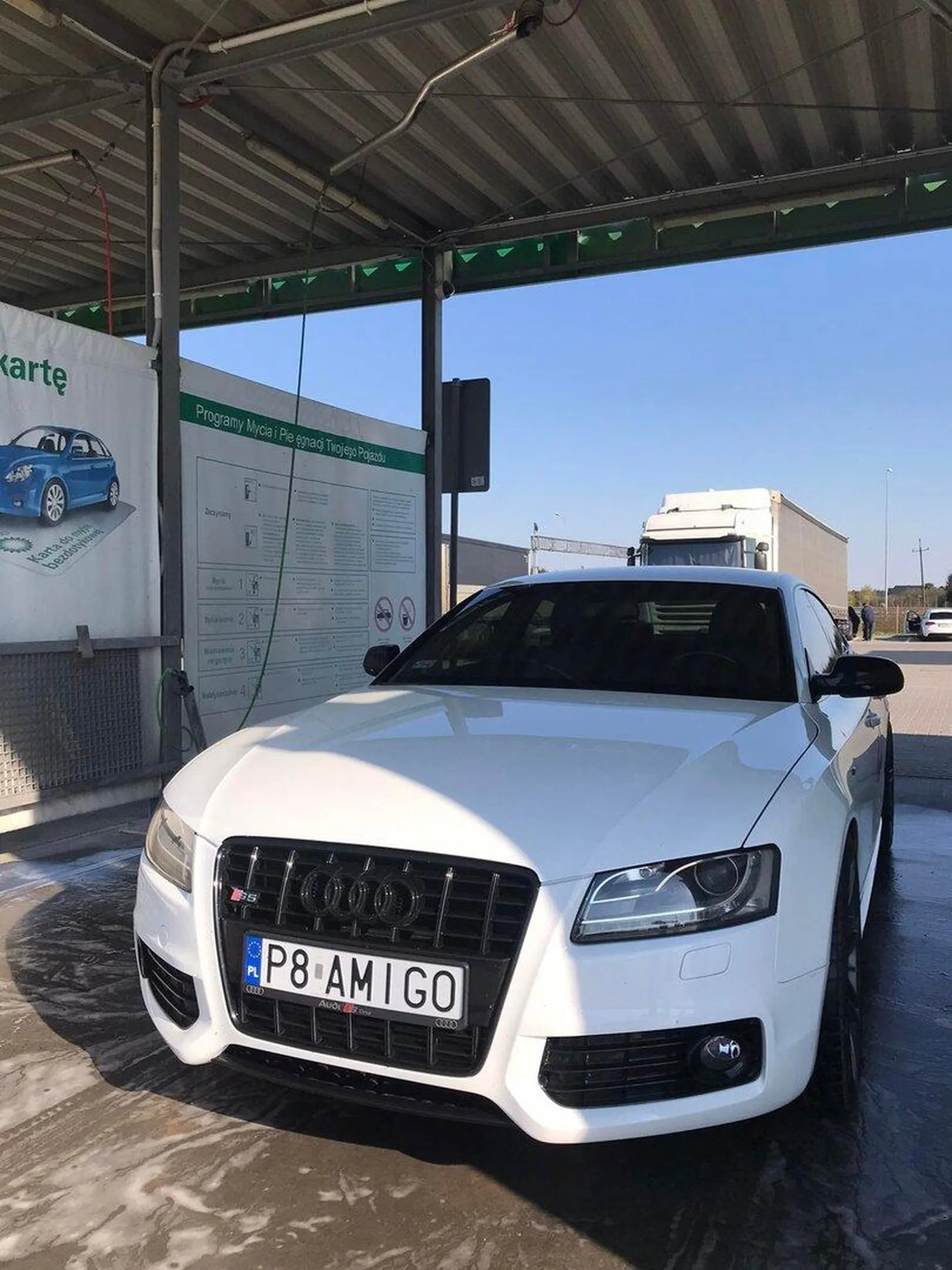 piękny sexowny i zjawiskowy kierowca