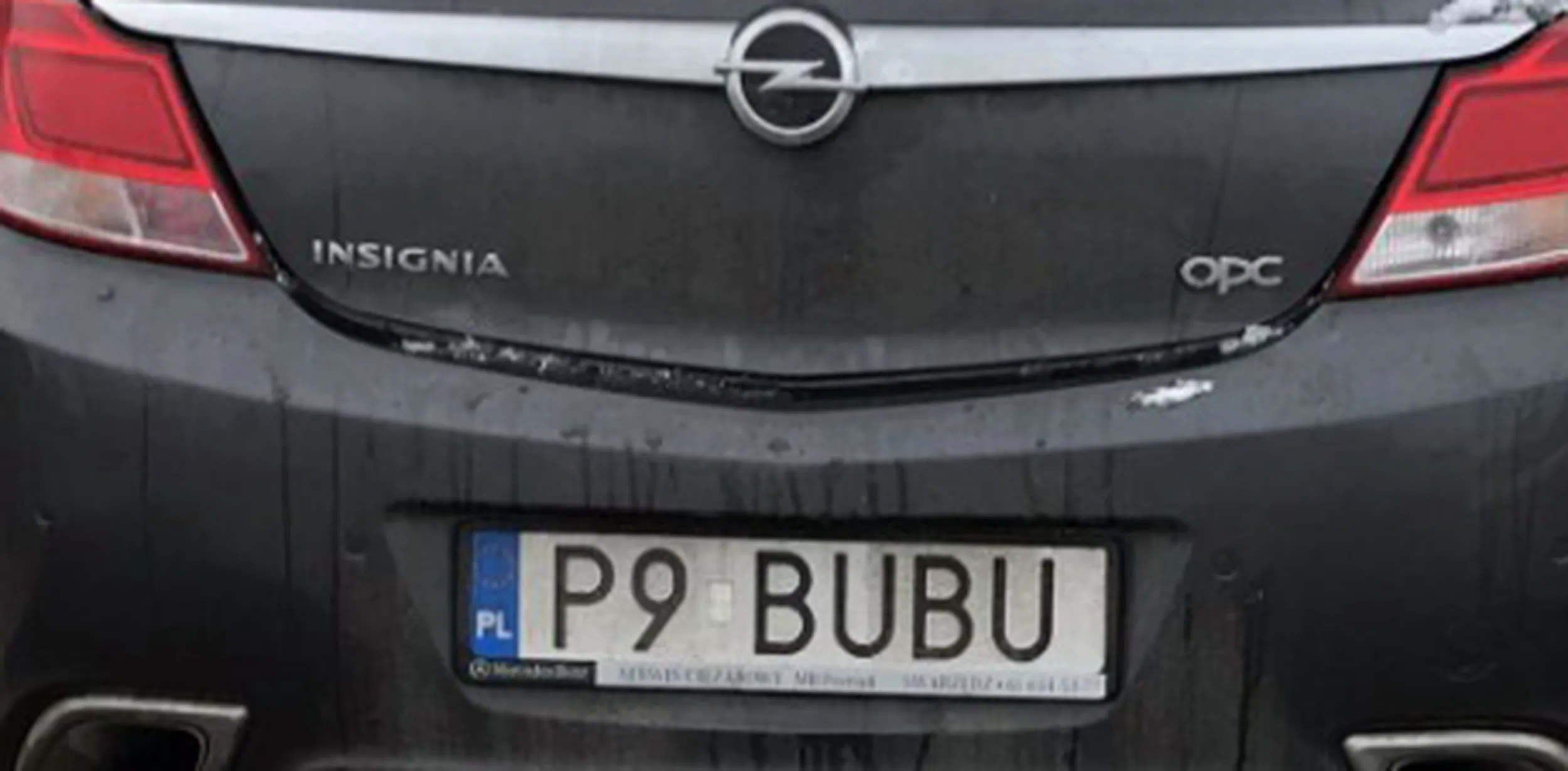 Spasiony półinteligent blokujący przejazd na parkingu i utrudniając wyjazd, bo pancia musi zakupy. Na uwagi nie reaguje, bo on pan i wuc (buc).