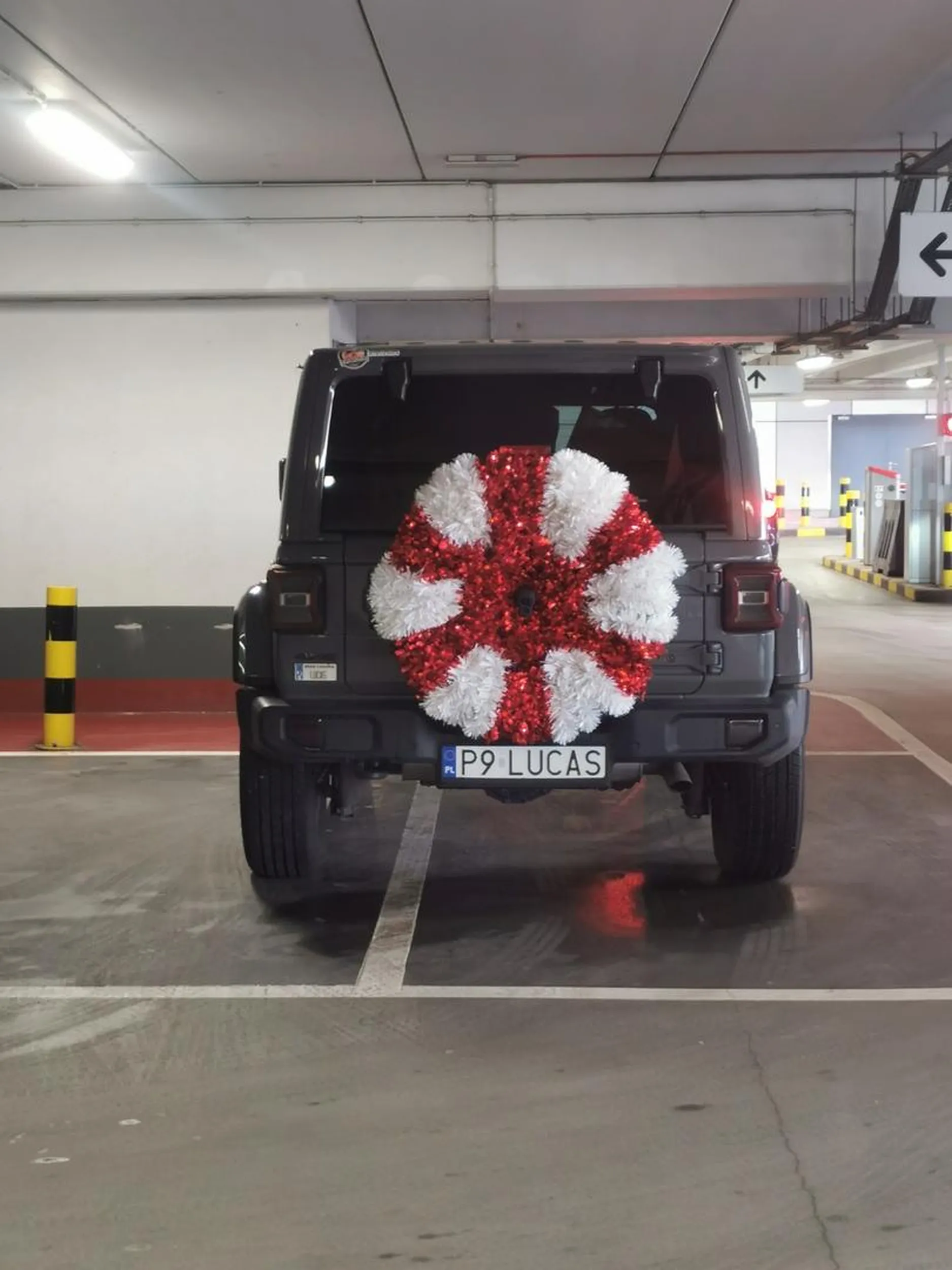 Parkuje na 2 miejscach parkingowych