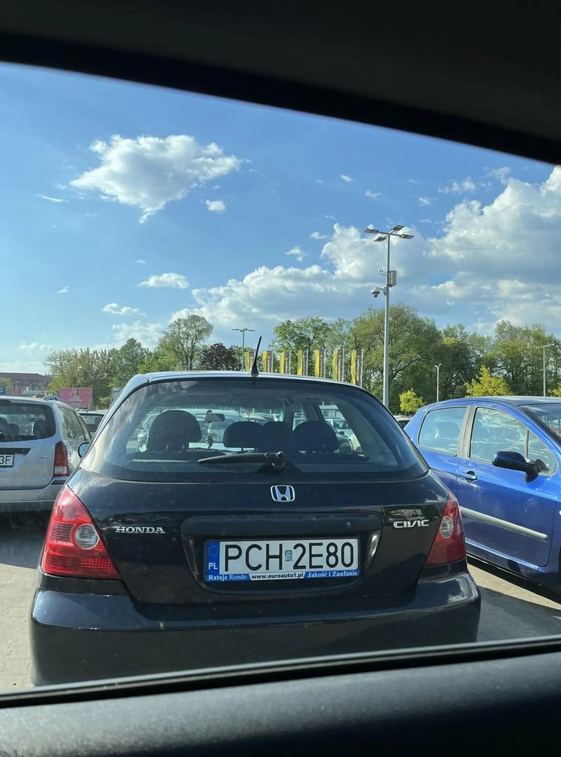 Cwaniak z hondy podjeżdża tak, żeby nie można było wsiąść do samochodu i wysiada przez drzwi pasażera. Widać ze pasażerka mu nie daje i musi wyżyć się na innych