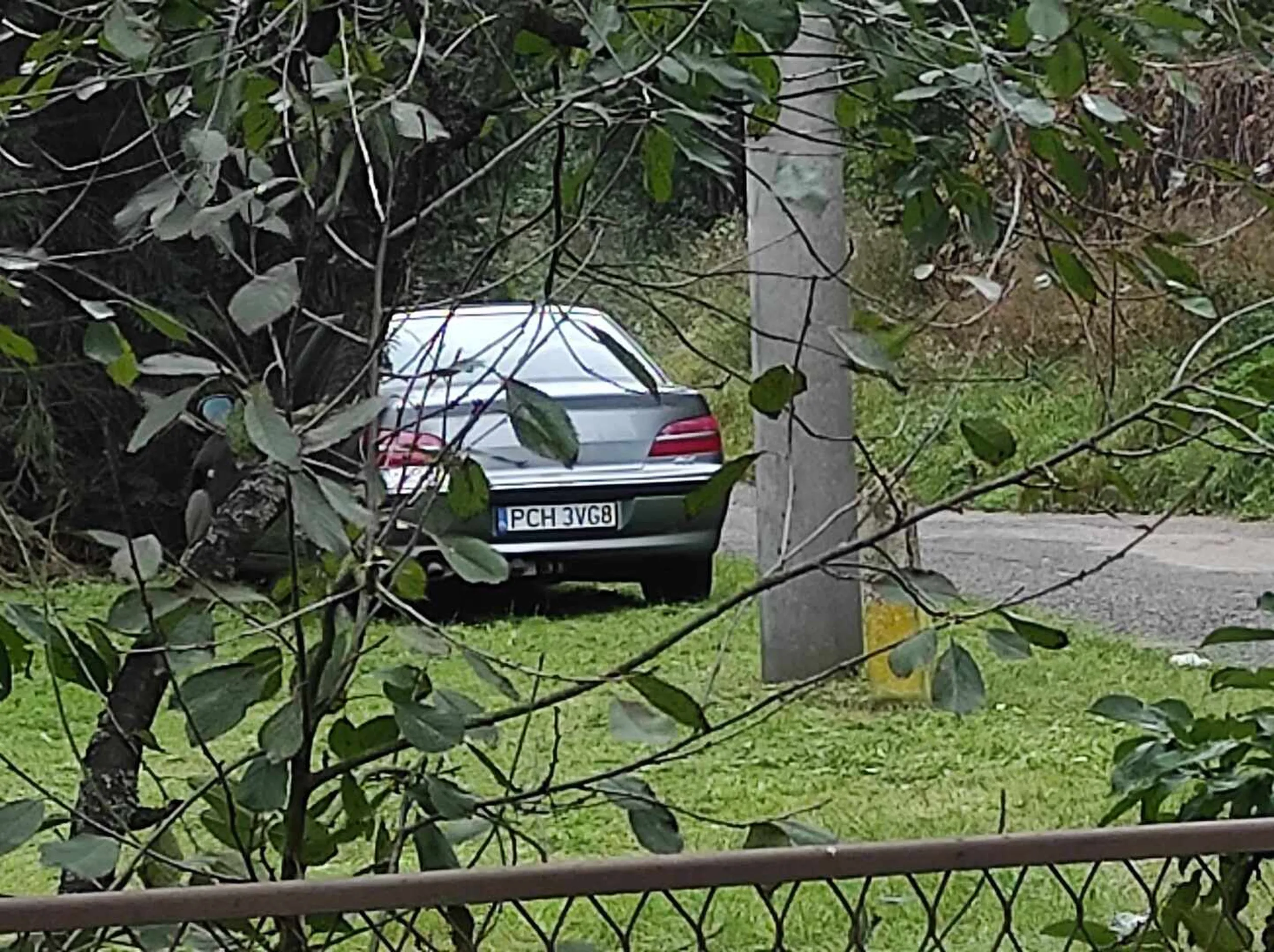 Uprasza się kierowcę o parkowanie na orlenie i korzystanie z ubikacji a nie sranie w krzakach. Dnia 13.10.2023 na ul. Młyńskiej o godzinie 14:38