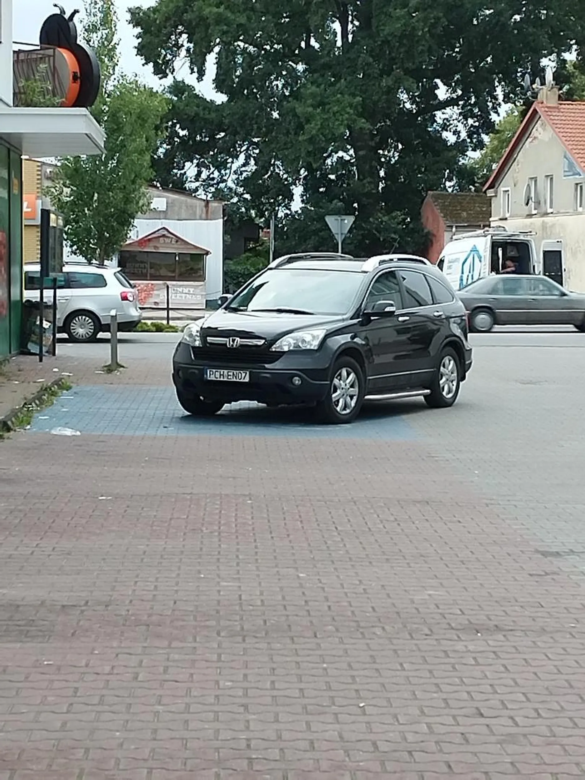 Kierowca zajął OBA miejsca dla inwalidów.. Mimo, że parking był praktycznie pusty!