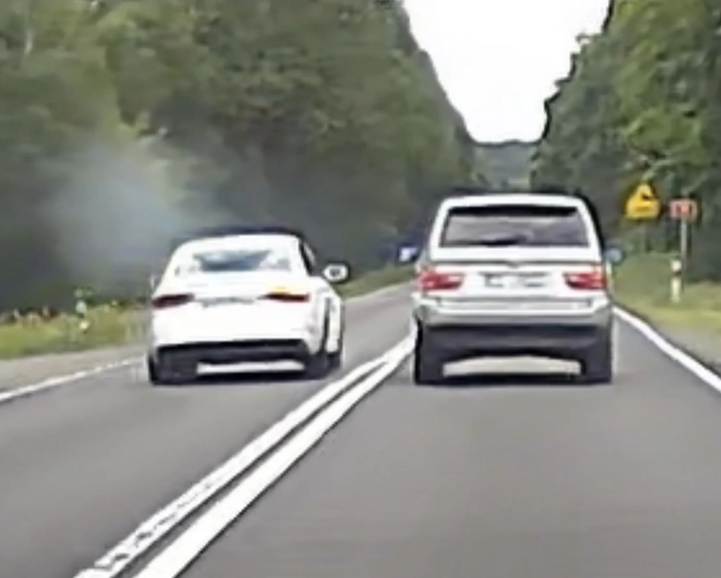 Jedzie facet z kolegami, wyprzedza na skrzyżowaniach, mega mu się spieszy po czym jedzie jak oferma.