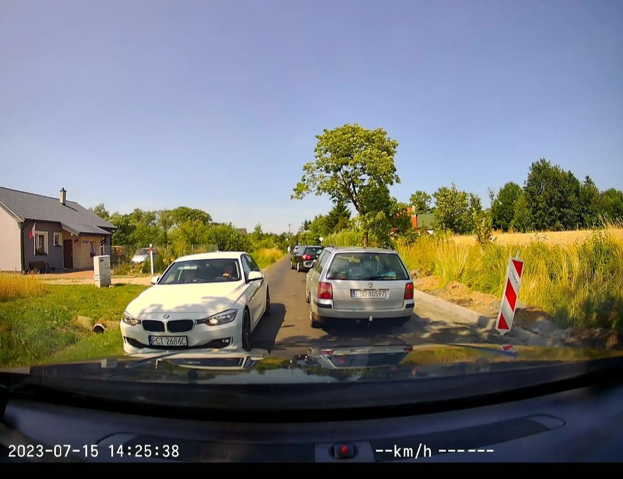 Gościu w ogóle nie patrzy na znaki i jeździ pod prąd i jeszcze macha łapami