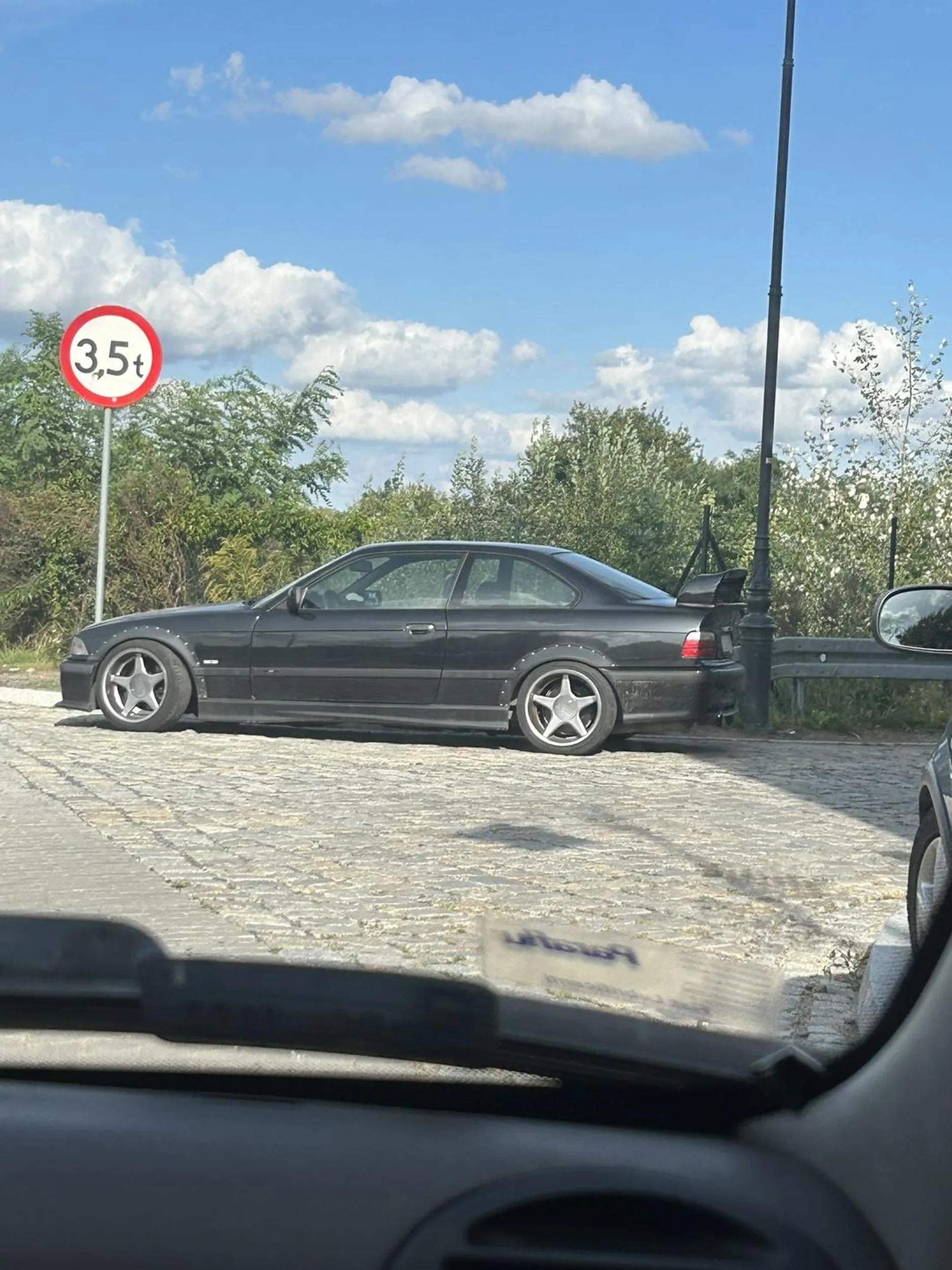 Kierowca wciska sprzeglo kijem