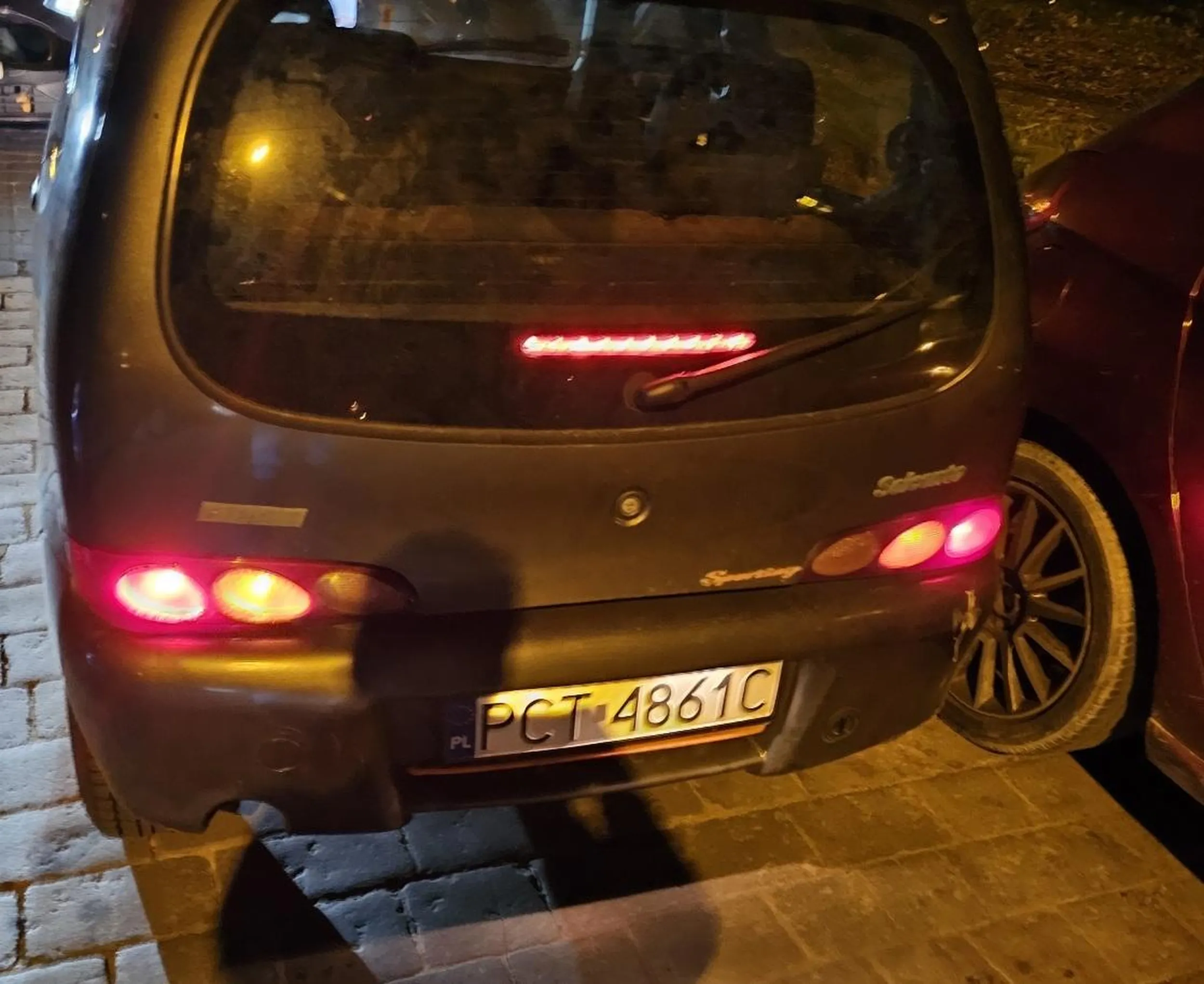 Obcokrajowiec wymusza pierwszeństwo i jeszcze ma pretensje. Na końcu pokazuje środkowy palec. No po prostu dramat...