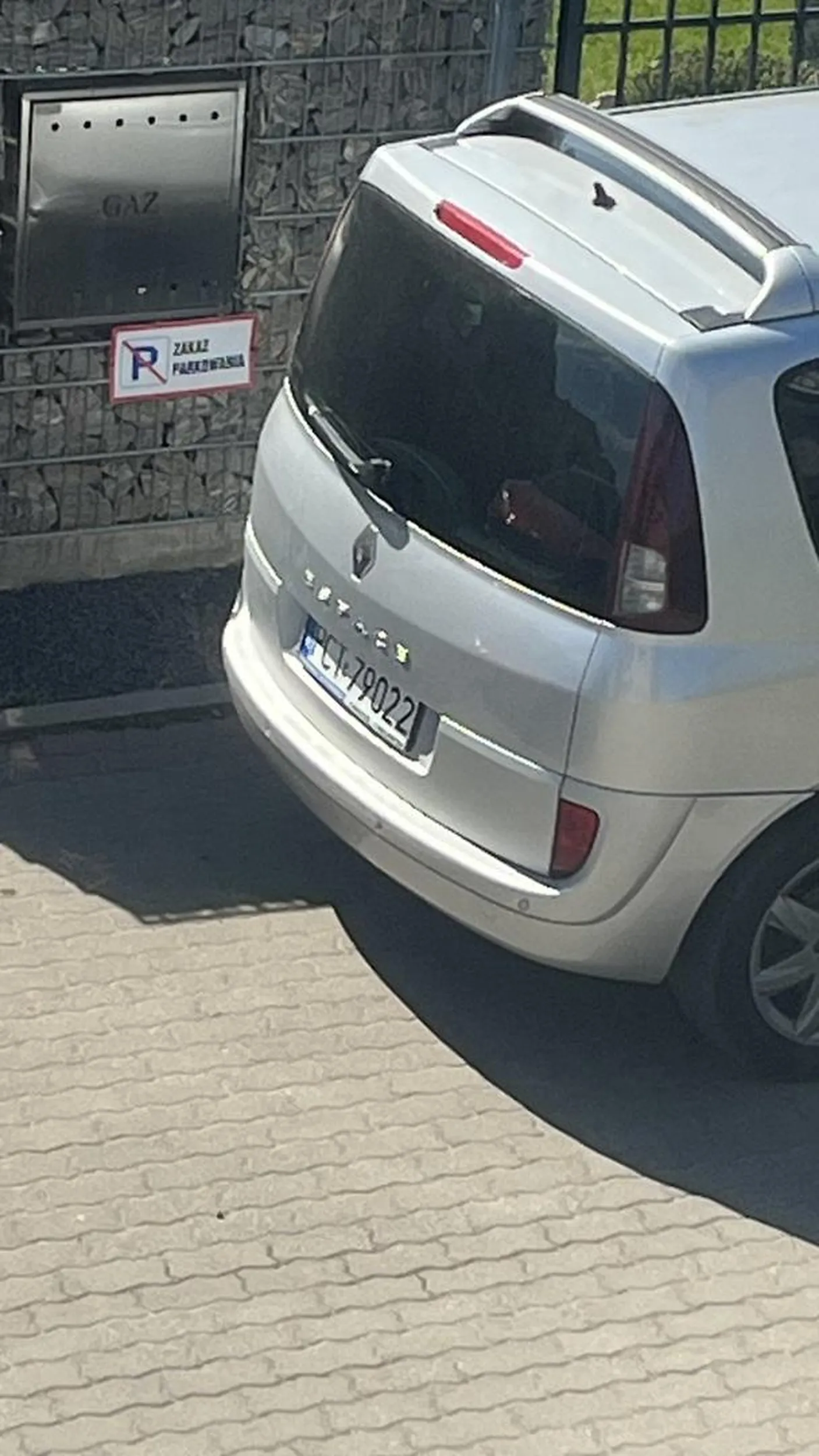 zajebiste parkowanie spod bramy wjazdowej