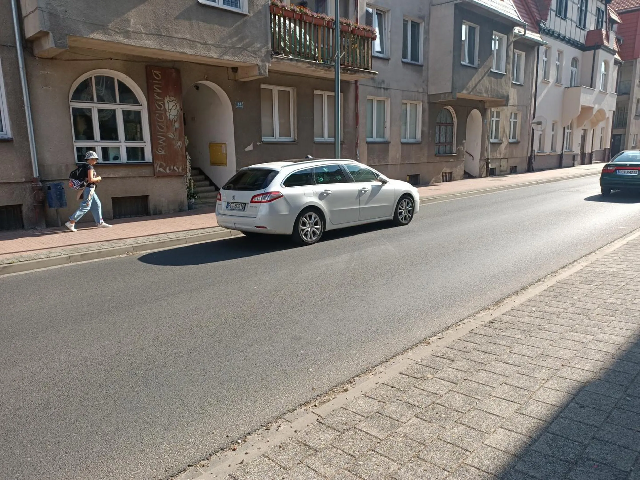 Pani sobie stanęła na drodze i poszła do jubilera po zwróceniu uwagi stwierdziła, że za chwilę.