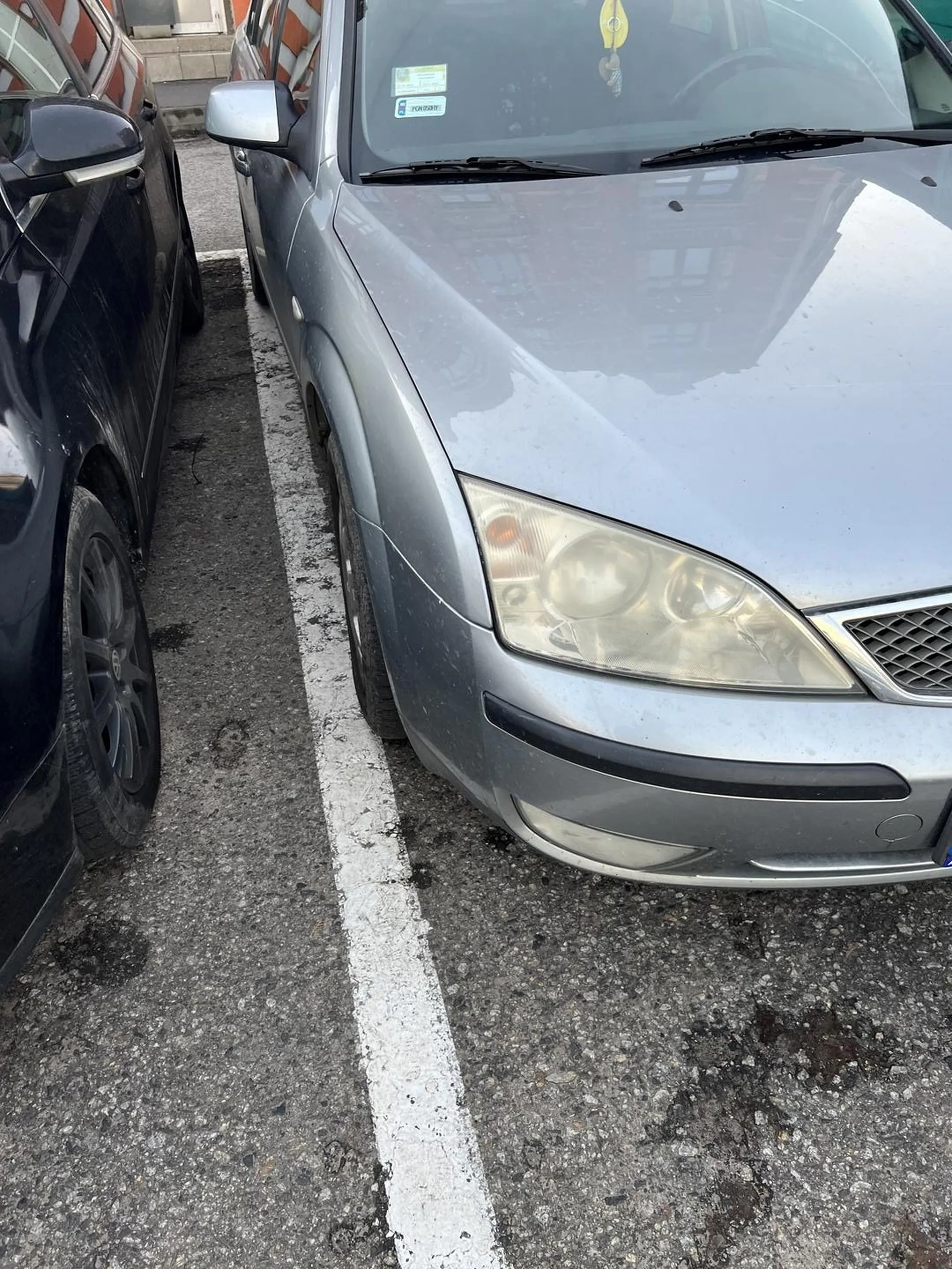 Piękne parkowanie z całkowitym brakiem możliwości otwarcia drzwi od strony kierowcy Prawo jazdy wygrane w chipsach Zapraszam na kurs parkowania