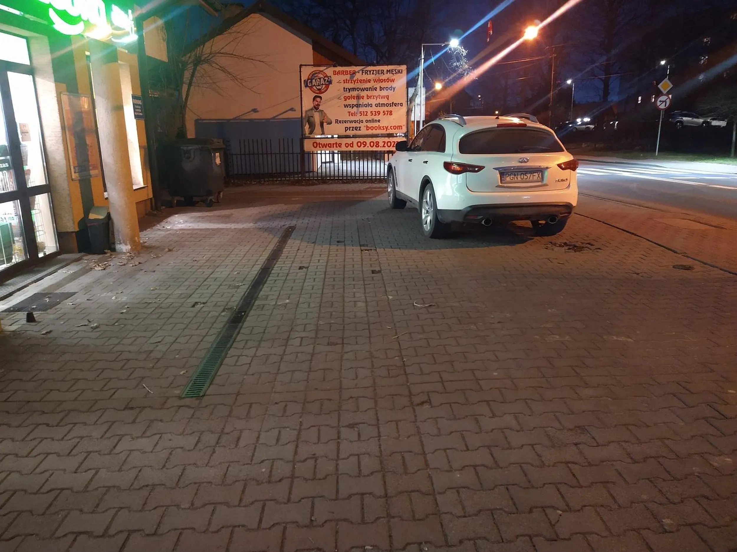 Cały parking jego! Witamy króla parkingu! Mogły być trzy/cztery miejsca, ale jest jedno: króla. Bo zasłużył. Ukłony :)