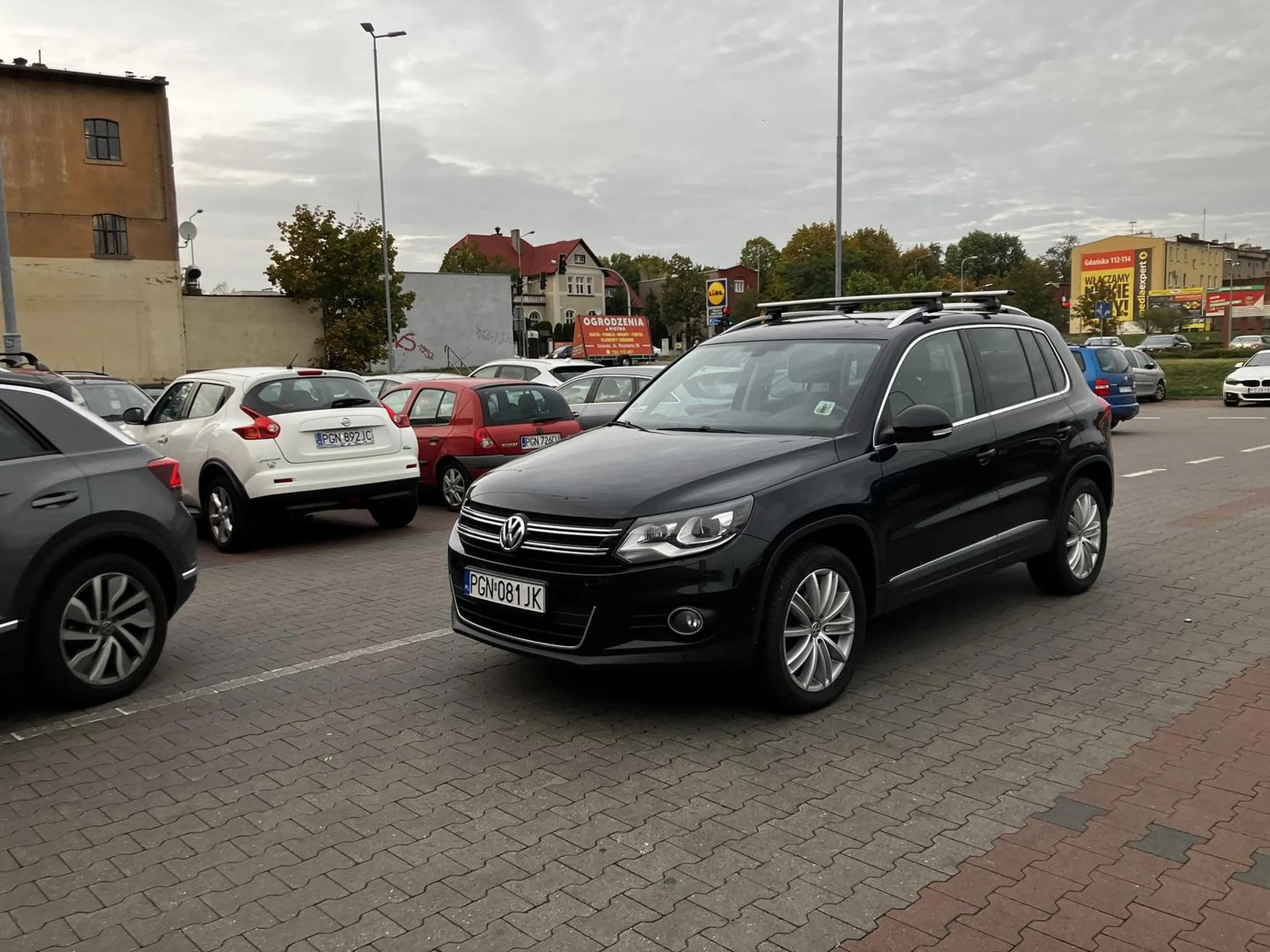 Parkingowy (?!) ignorant, parkujący na drodze.