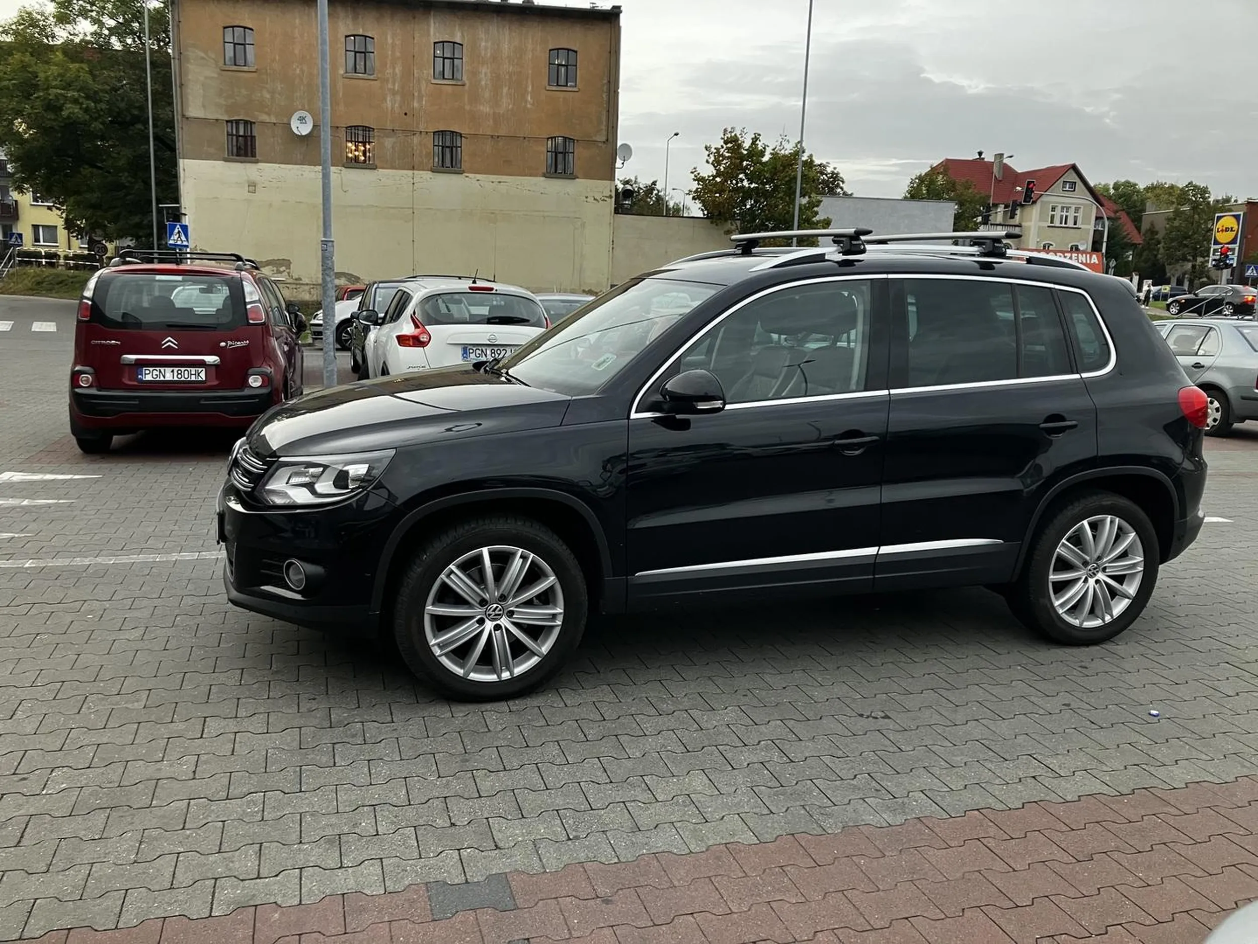 Parkingowy (?!) ignorant, parkujący na drodze.