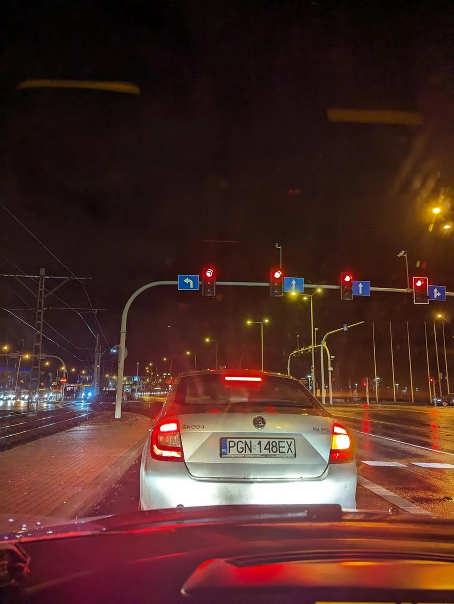 Nie ma to jak 15 minut blokować pas w Poznaniu, bo obudził się już na skręcie i nakazie w lewo, że on teraz zmieni na prawy pas i pojedzie prosto, w momencie gdy te światła są tak zrobione, że albo po prawa stoją albo jadą, nie da się już zmienić pasa. Końcówo na kierunkowskazie w prawo pojechał w lewo i taki był finał.