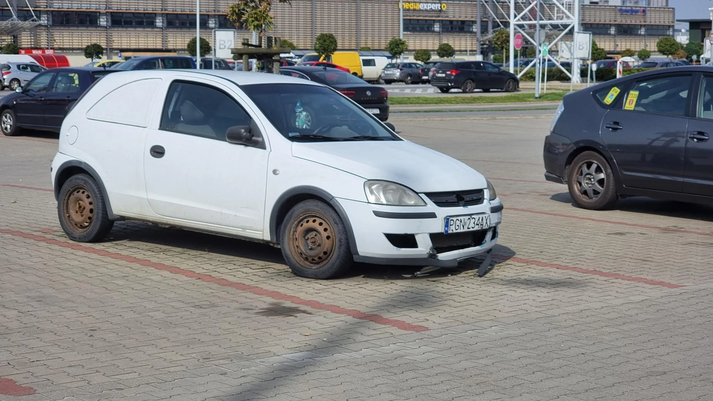 Stoi na outletach w Szadolkach w Gdańsku. Porzucony, nie szuka ktoś?