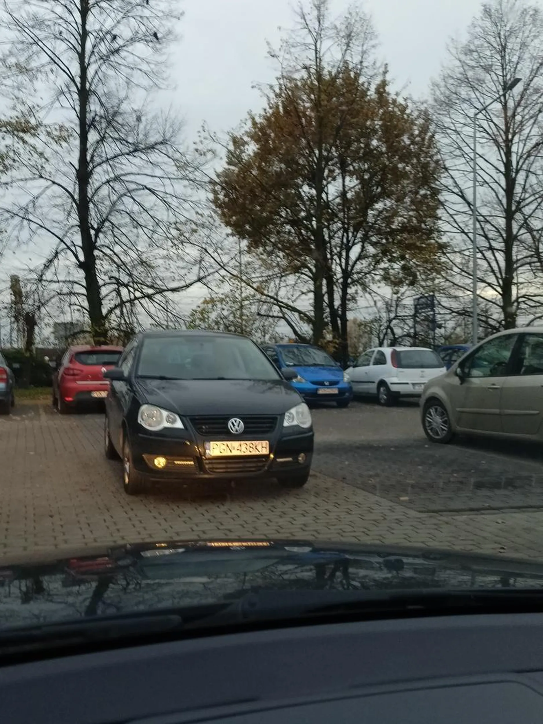 Jak widać parkowanie w polu parkingowym za trudne dla tej osoby dworcowa Gniezno