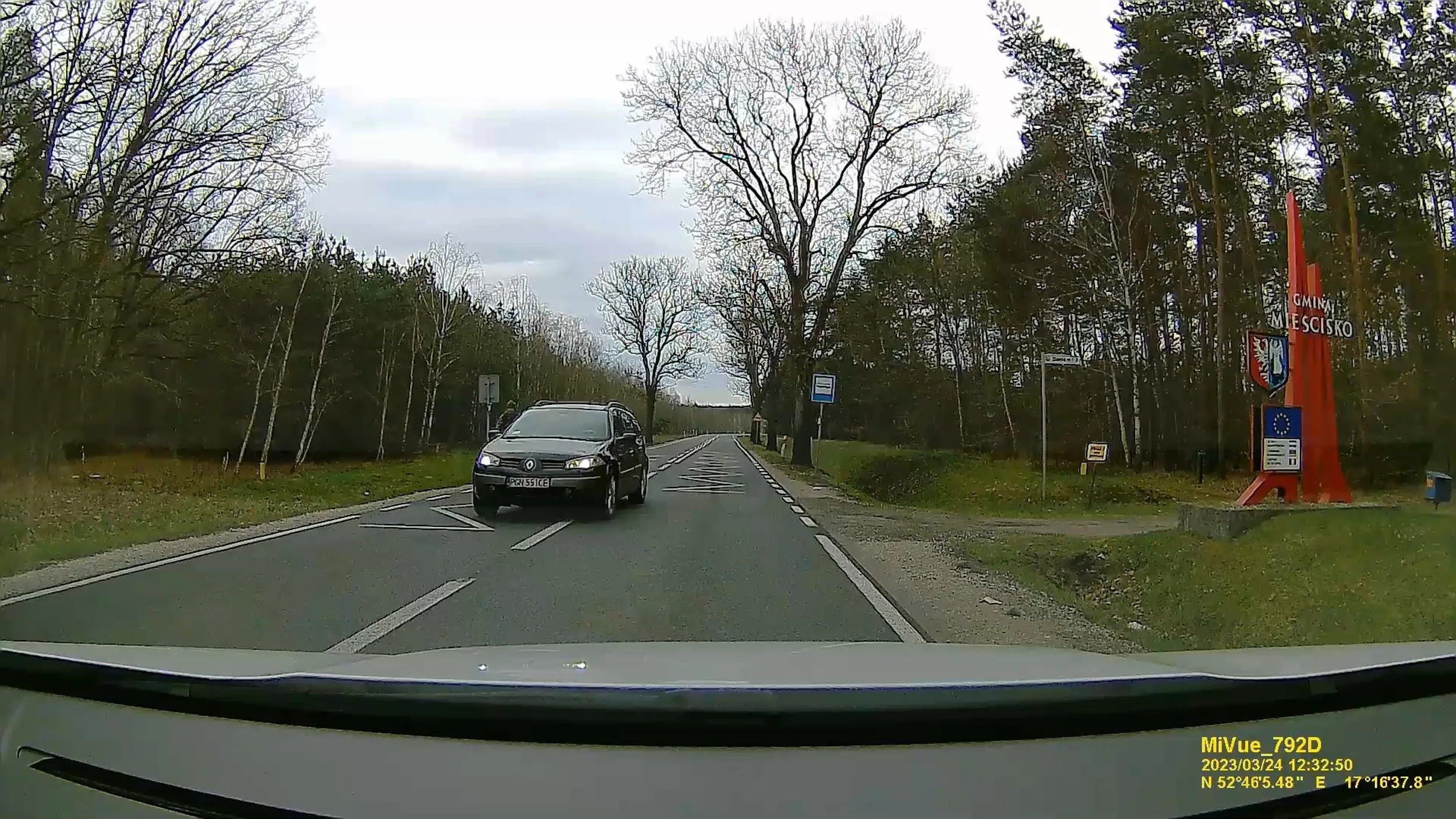 Następnym razem patrz co robisz bo prawo jazdy wygrałeś w Laysach. Przez ciebie omal co nie wylądowałem na drzewie!