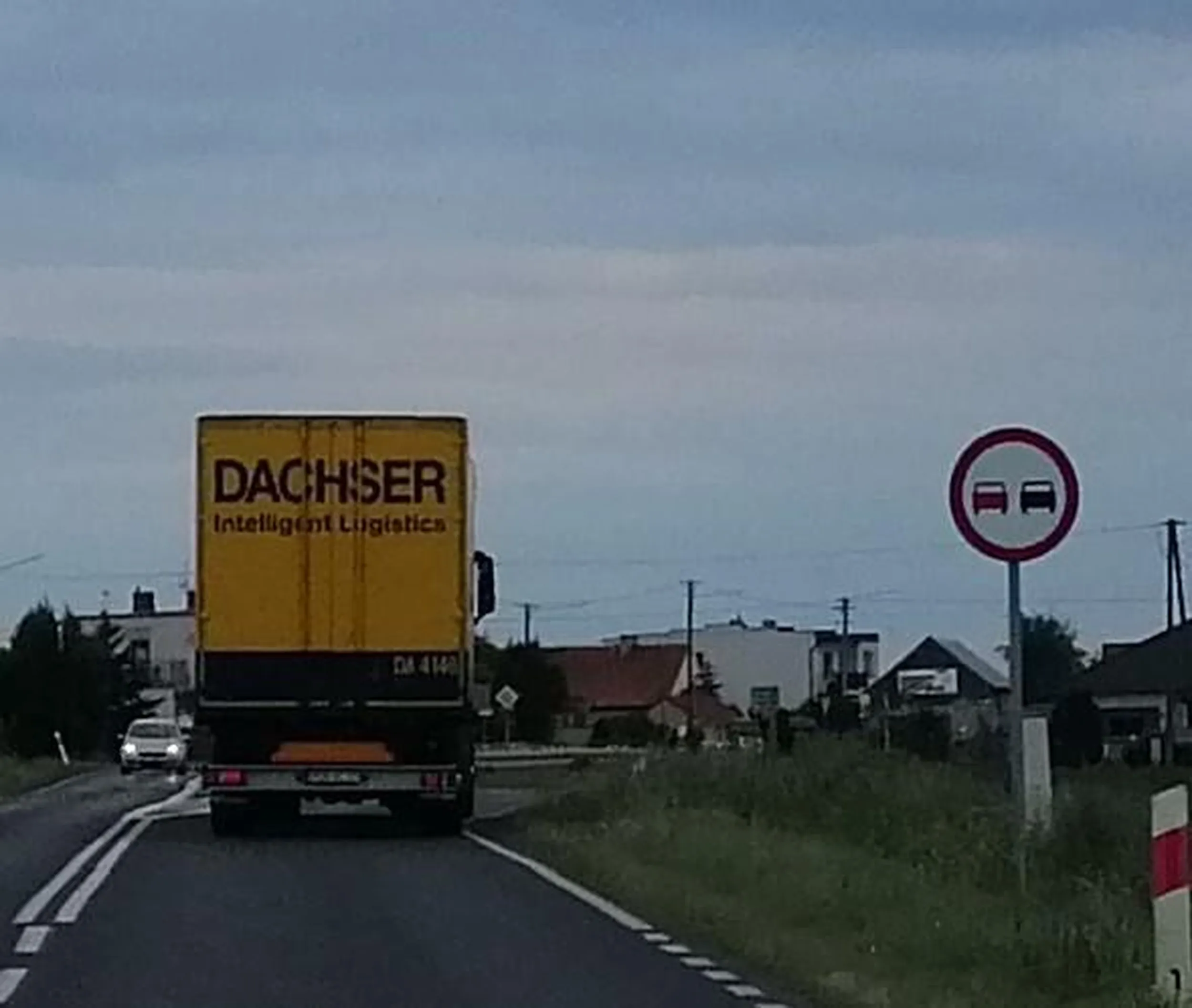 W piątek 21.07.2023 około godziny 16:00 na drodze wojewódzkiej DW 434, teren zabudowany, podwójna ciągła, ograniczenie prędkości do 60, gość wyprzedza ciężarówką na trzeciego. Spedycja Dachser DA 4148 powinna się porządnie zastanowić nad tym, kogo zatrudniają.