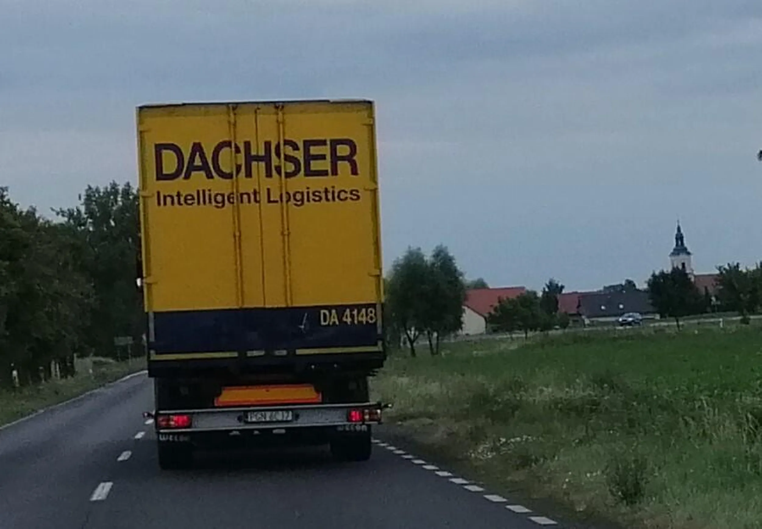 W piątek 21.07.2023 około godziny 16:00 na drodze wojewódzkiej DW 434, teren zabudowany, podwójna ciągła, ograniczenie prędkości do 60, gość wyprzedza ciężarówką na trzeciego. Spedycja Dachser DA 4148 powinna się porządnie zastanowić nad tym, kogo zatrudniają.