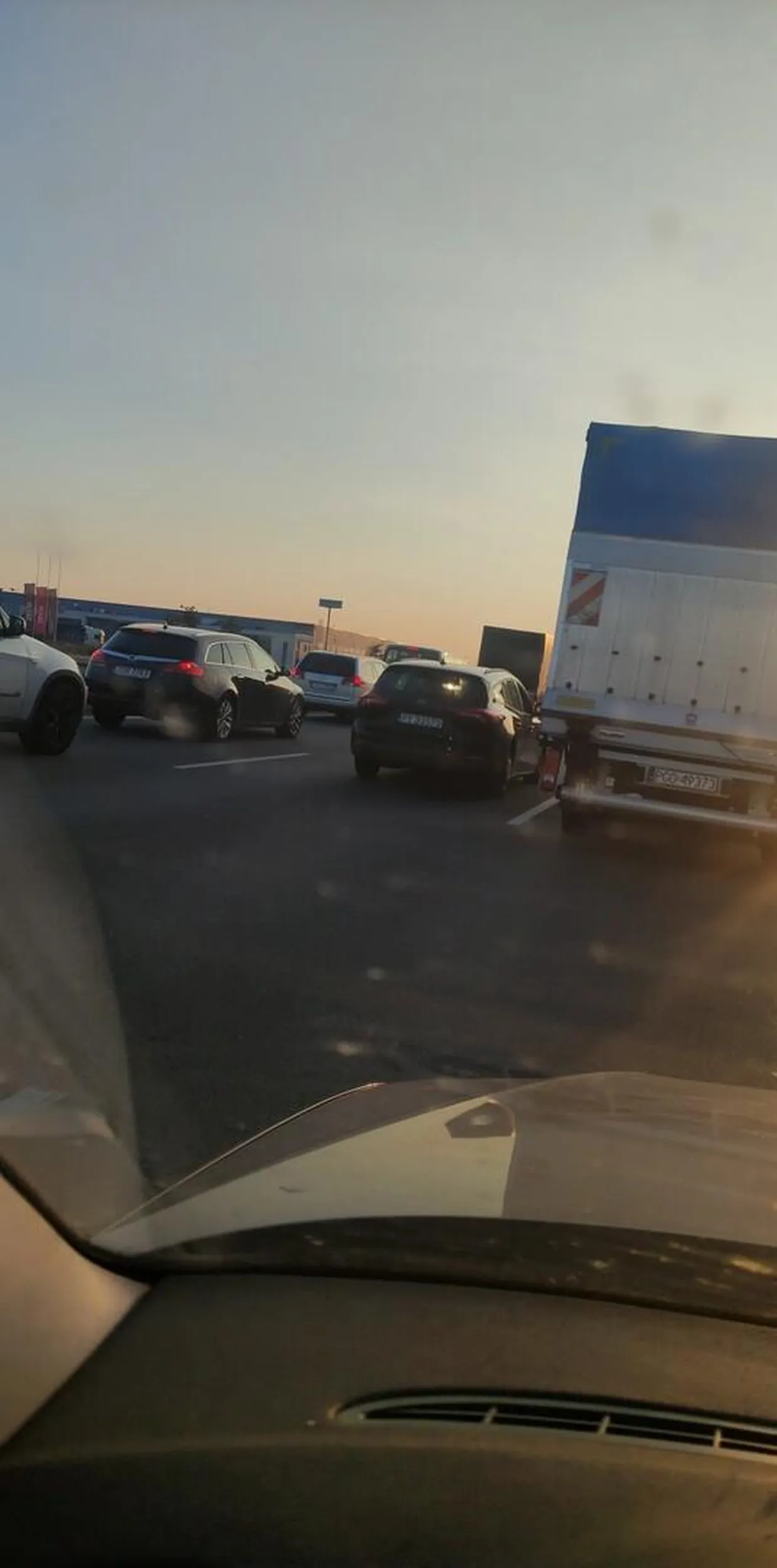 Bardzo dziękuję panu za zachowanie trzeźwości w dniu dzisiejszym i niszczenie chamstwa na drodze ? nie możemy dać się zniewolić ludziom którym się wiecznie śpieszy łamią przepisy i narażają nasze życie. Brawo za postawę!!