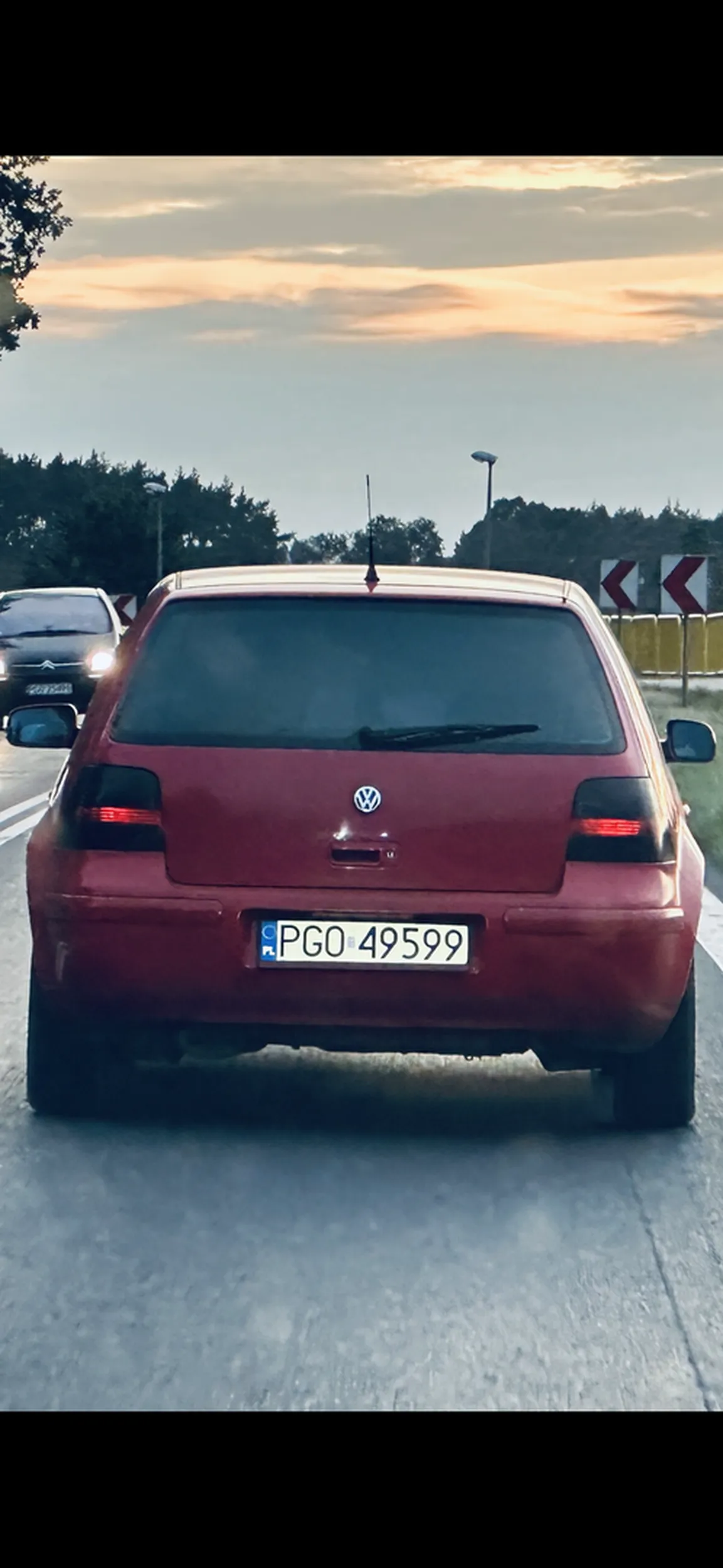 Wyprzedzanie na podwojnej na trzeciego, hamowanie ostre przed pojazdem, szczyl z Grodzidka. Oby ci szczylu zabraki prawko dozywotnio!