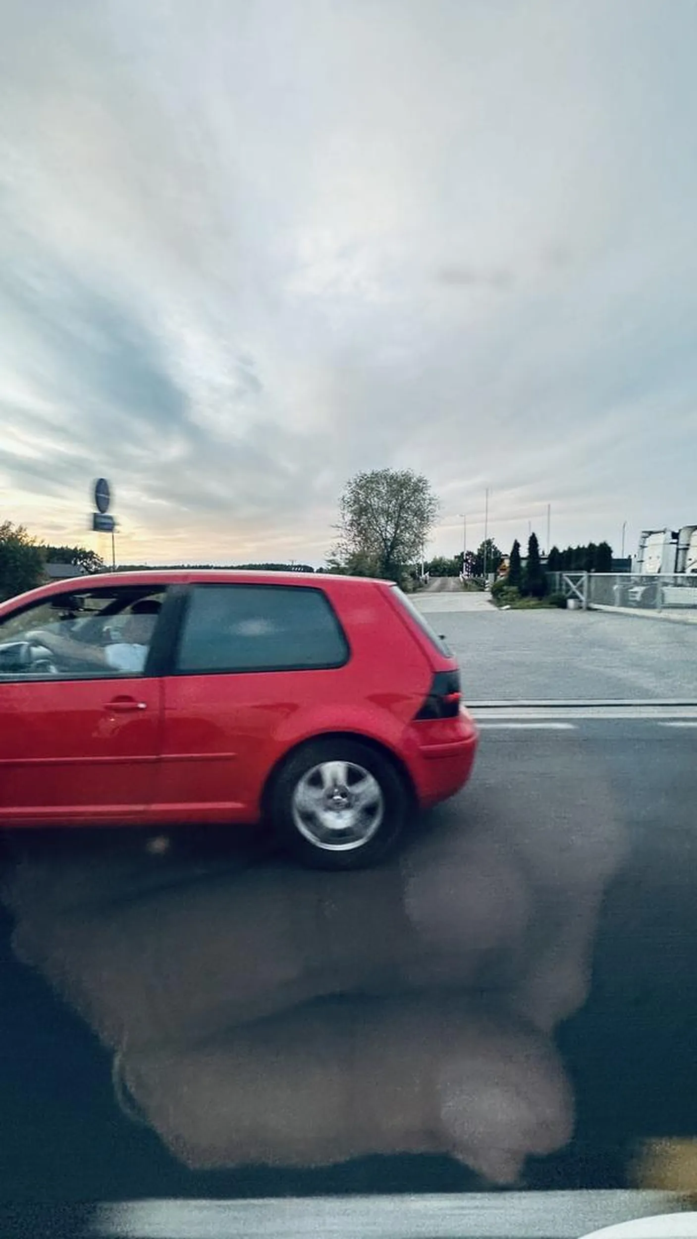 Wyprzedzanie na podwojnej na trzeciego, hamowanie ostre przed pojazdem, szczyl z Grodzidka. Oby ci szczylu zabraki prawko dozywotnio!