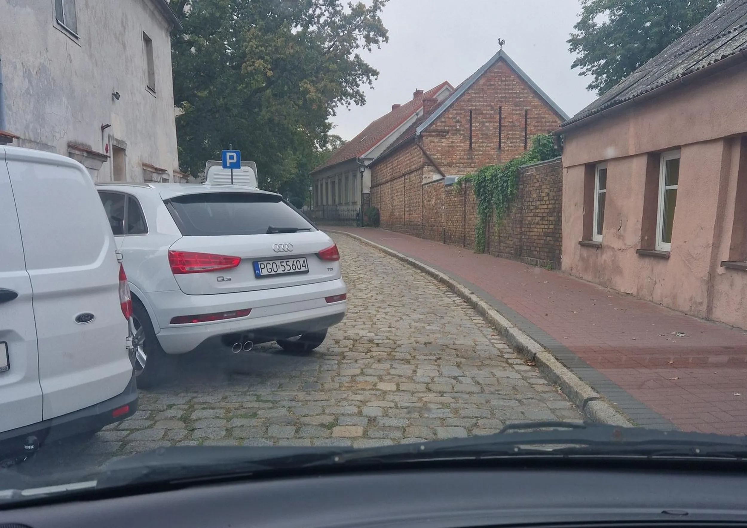 Pozdrawiam mistrza parkowania. Wybitna niedojda, prawo jazdy znalazł w chipsach