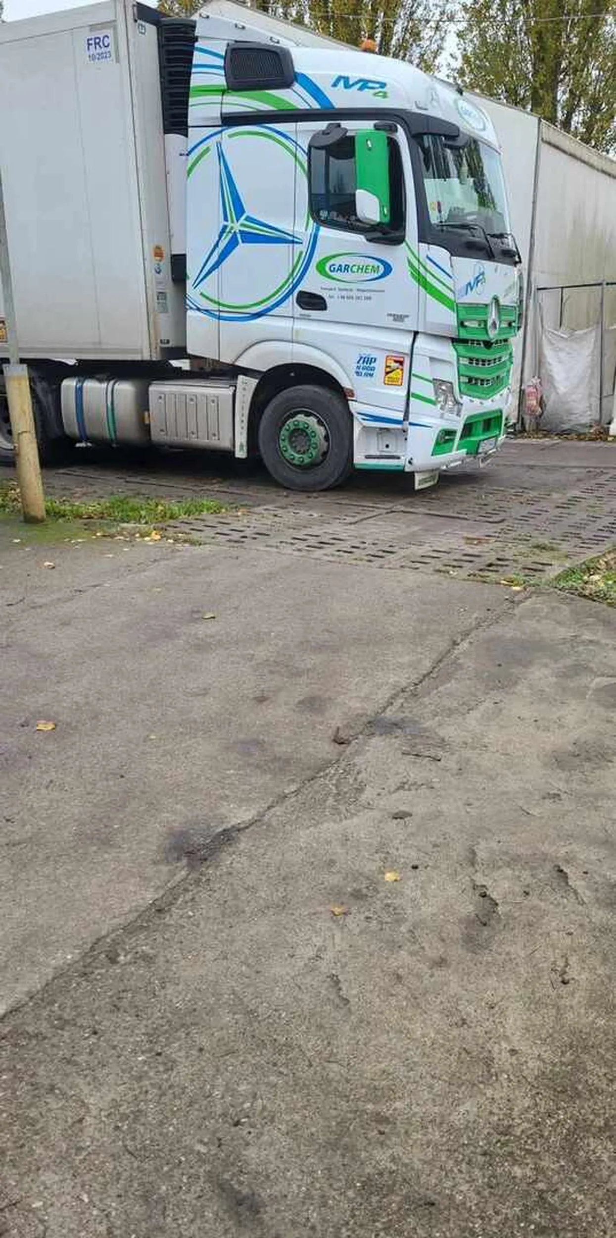 Piękny Actrosik!!! Kierowco, byłeś dzisiaj(03.11.2023) na rozładunku na hurtownii Elte w Kołbaczu. Masz piękne auto!!! Tak ładnego projectu na bazie Actrosa MP4 na żywo jeszcze nie widziałem :)