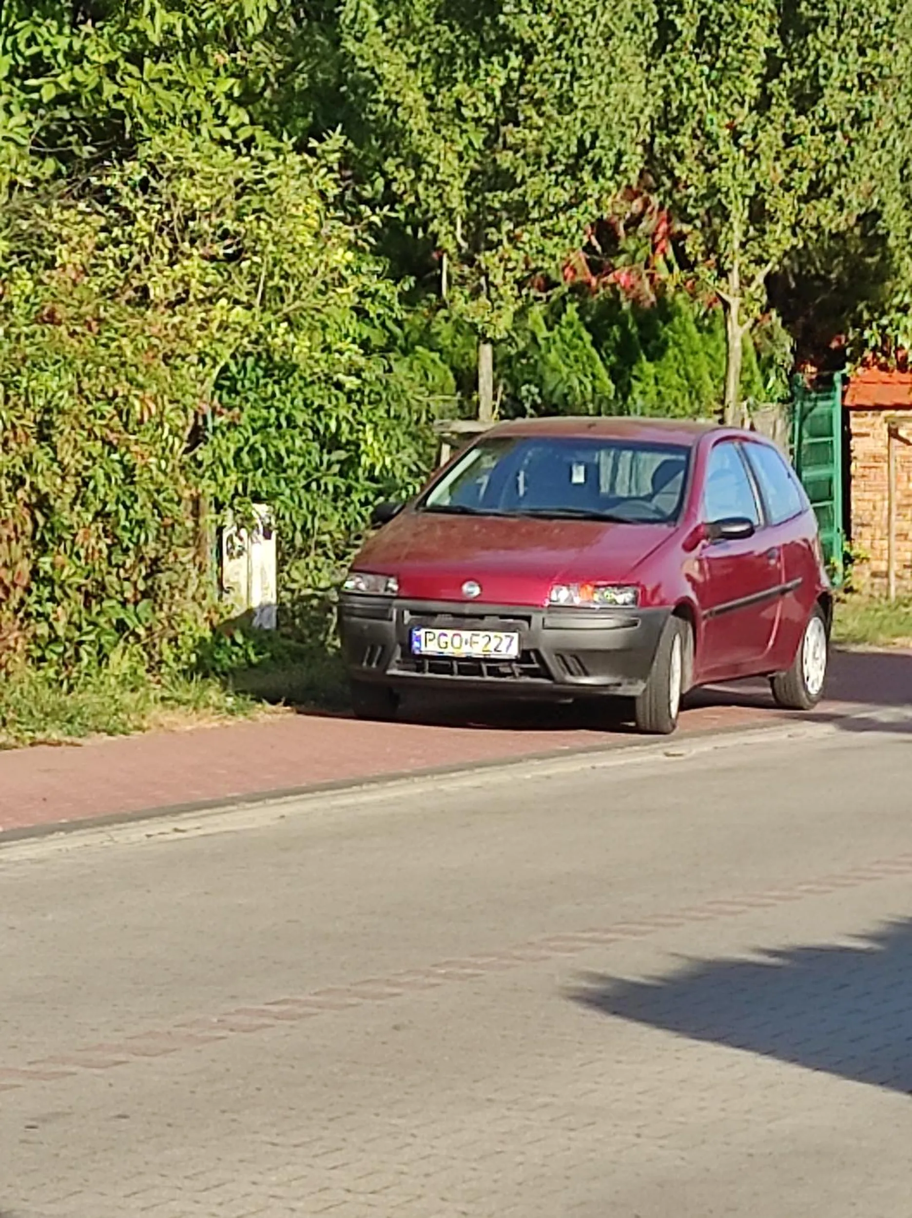 Zastawia całą szerokość chodnika. Gdzie 1.5 m odstępu panie kierowco!!