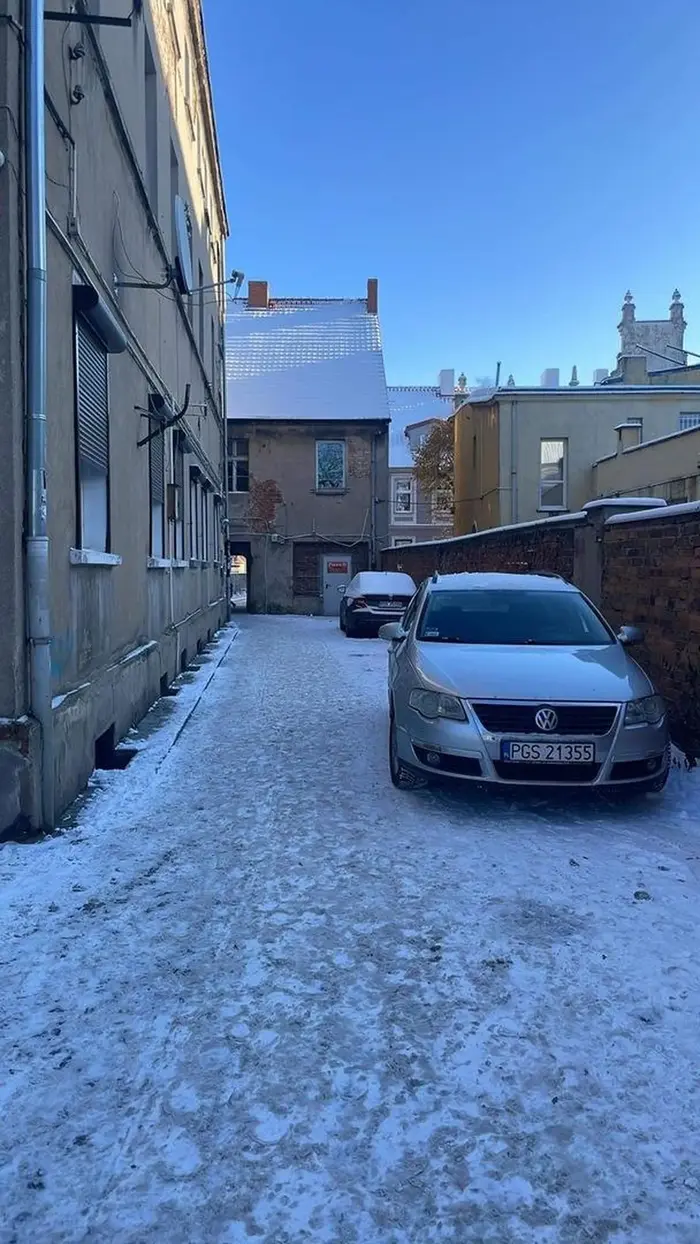 STAWAJ UMIEJĘTNIE TAK ABY WSZYSCY MIESZKAŃCY MOGLI PRZEJECHAĆ!!! KTO CI DAŁ PRAWO JAZDY?!