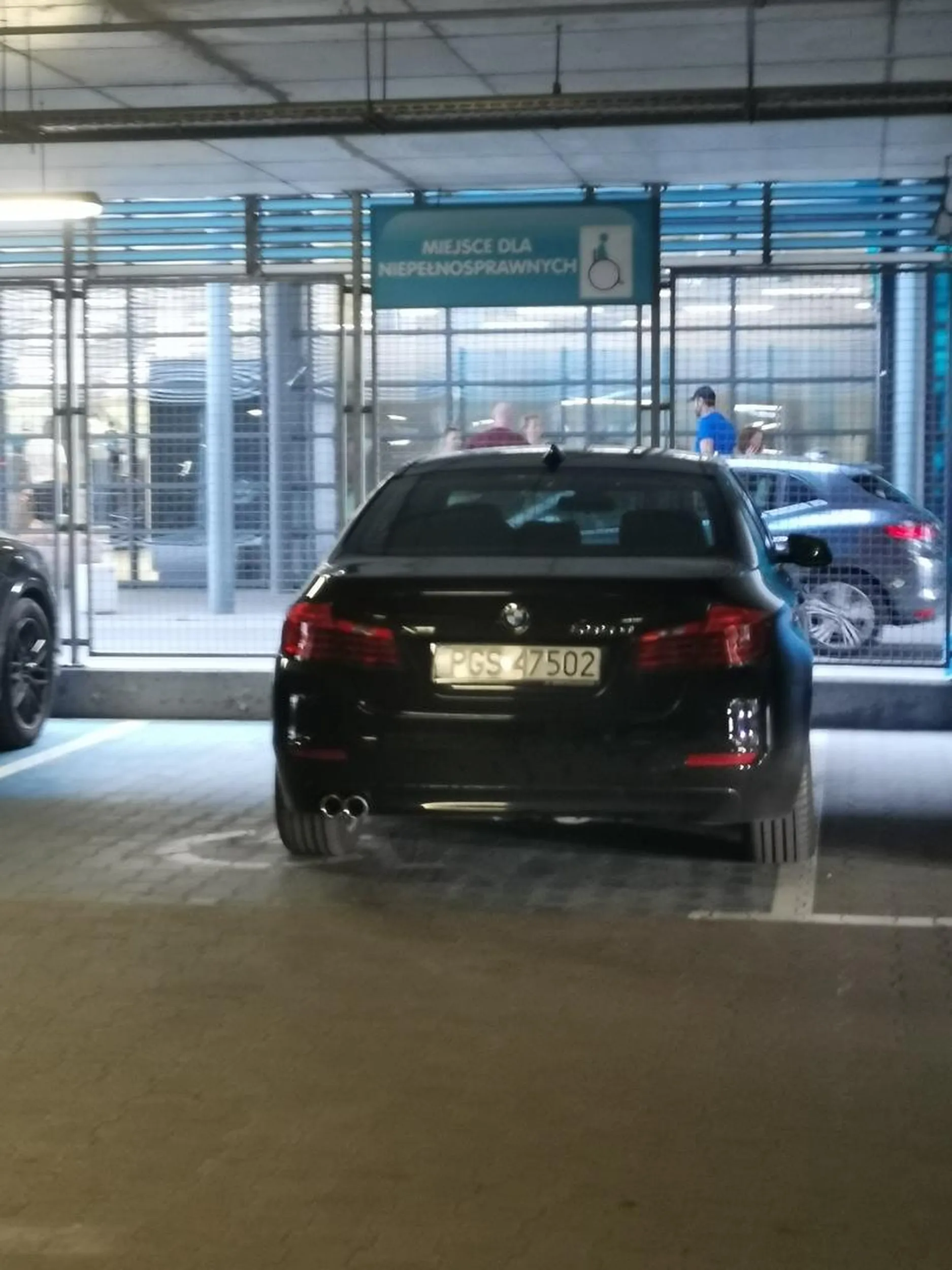 Janusz z rodzinką przyjechał na zakupy, staneli na miejscu dla niepełnosprawnych i poszli radośnie do decathlonu na zakupki :) Zajął w ten sposób ostatnie wolne miejsce dla niepełnosprawnych. Na parkingu który ma 3 kondygnacje i masę wolnych miejsc...