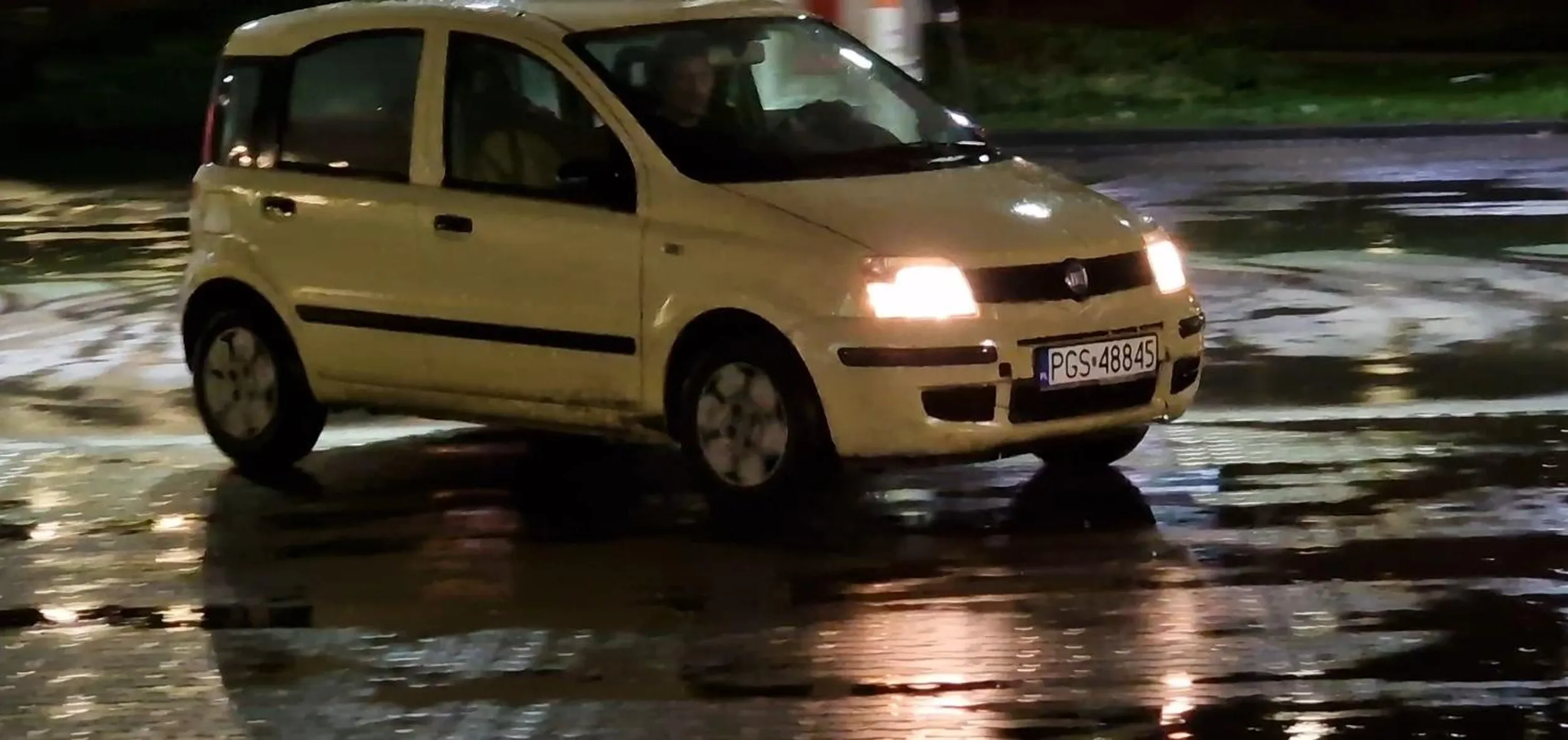 Psychopata zaczepia przypadkowych ludzi na stacji i pyta czy chcą oberwać. Dziwne, że w ryj nie wyłapał od ręki.